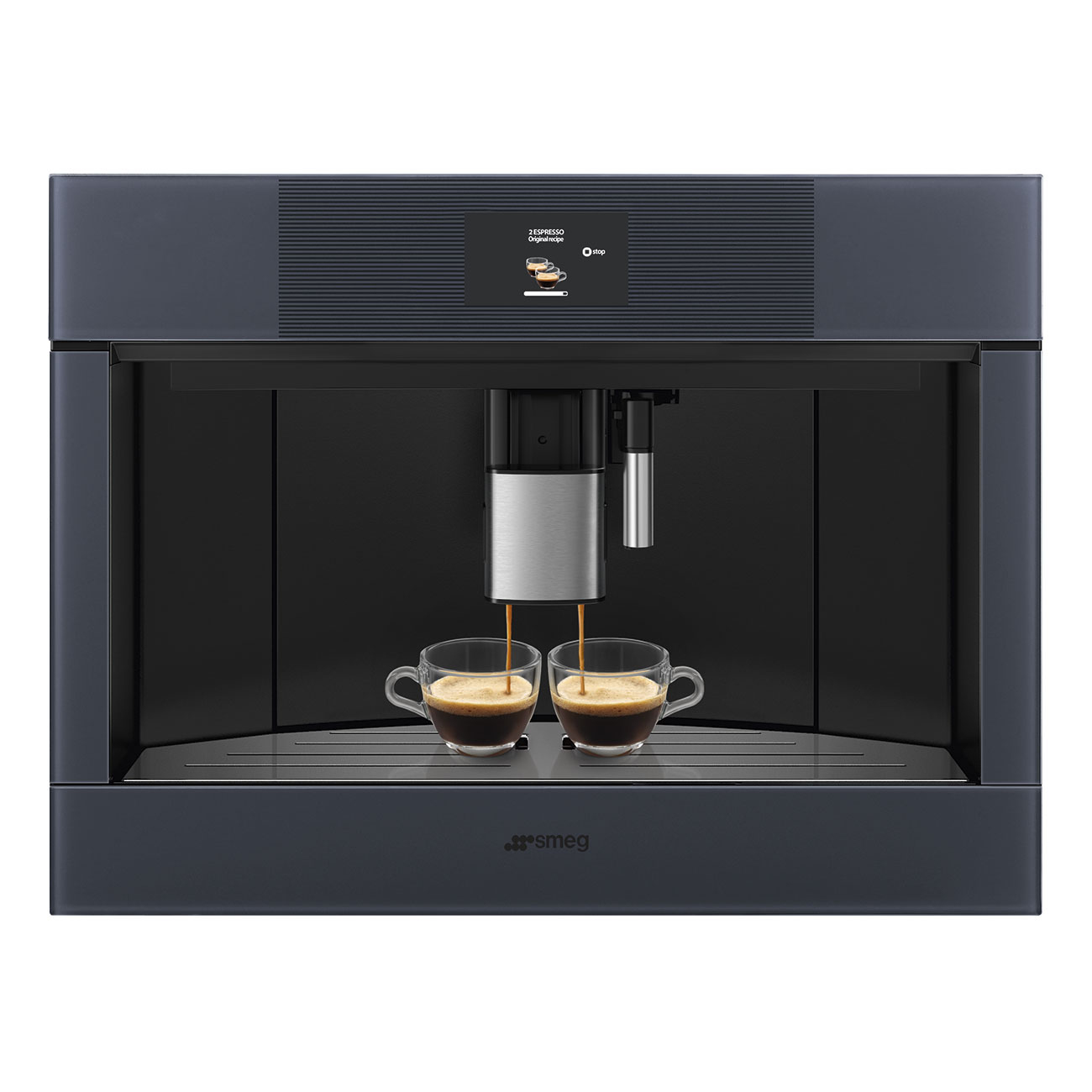 Cafetera empotrada vertiendo espresso en dos tazas transparentes. Logotipo de Smeg abajo.