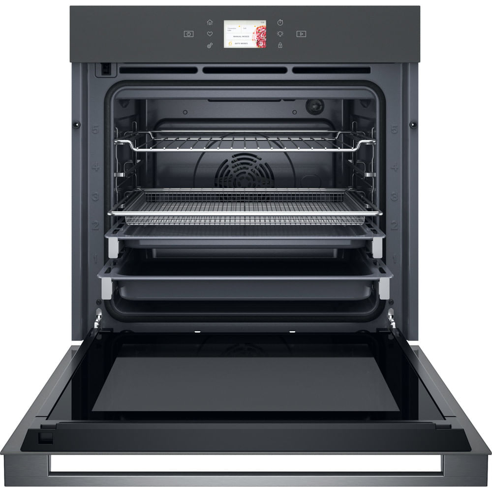 Forno nero con porta aperta, interno con griglie e ventola. Il display mostra le impostazioni.