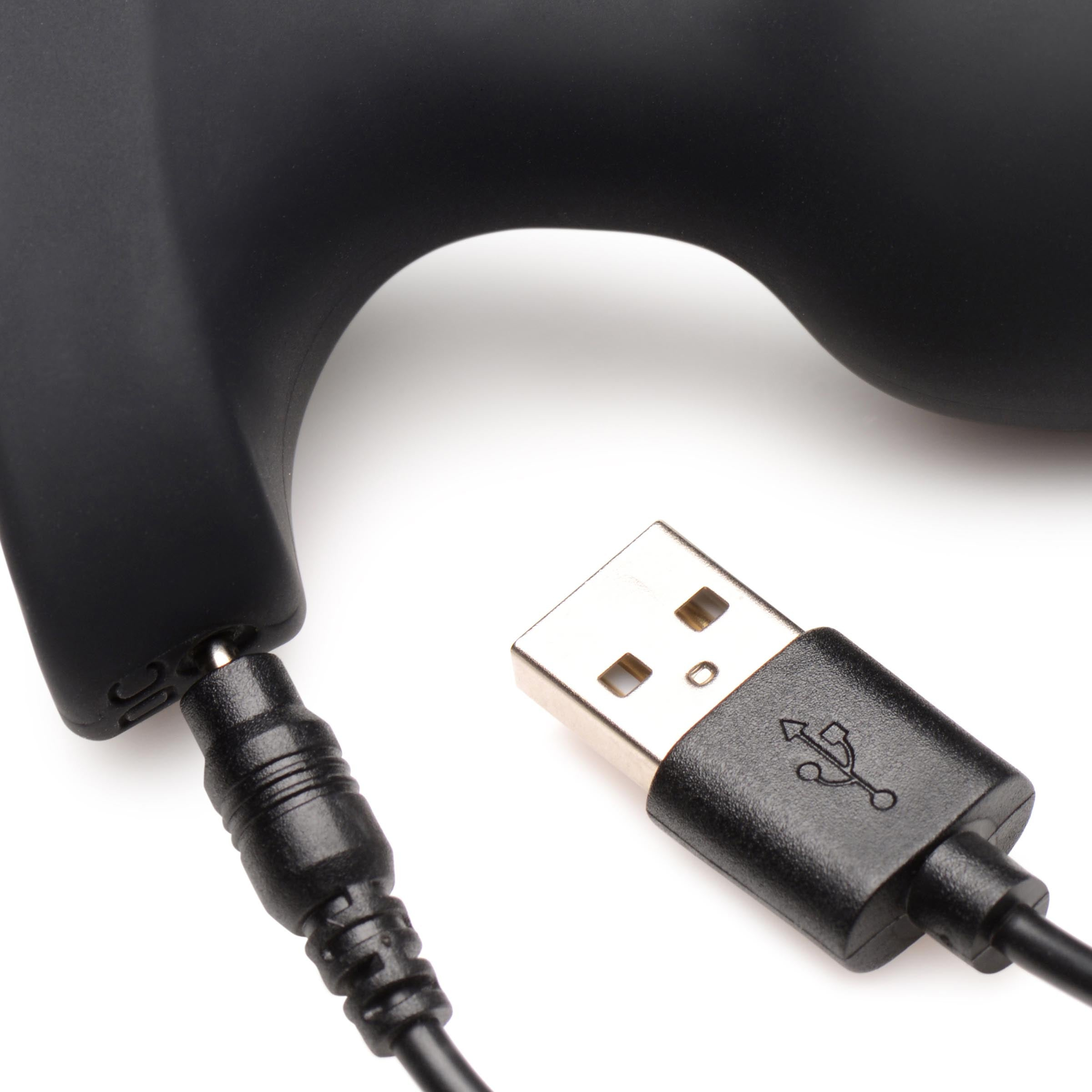 Zbliżenie czarnej zabawki erotycznej z podłączonym kablem USB.
