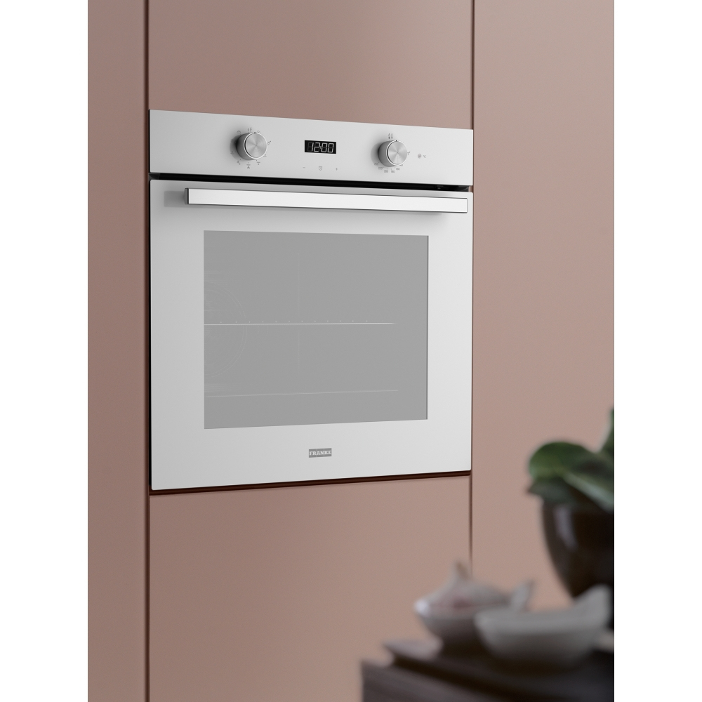 Forno bianco incassato in una parete marrone rosata, con orologio digitale.