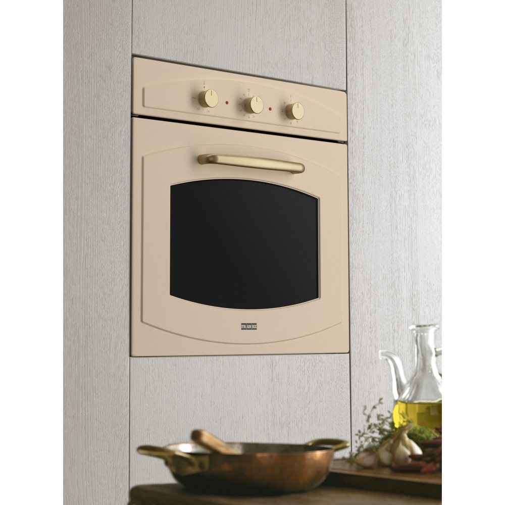 Forno beige incassato in una parete di legno. Con manopole e porta in vetro con maniglia.