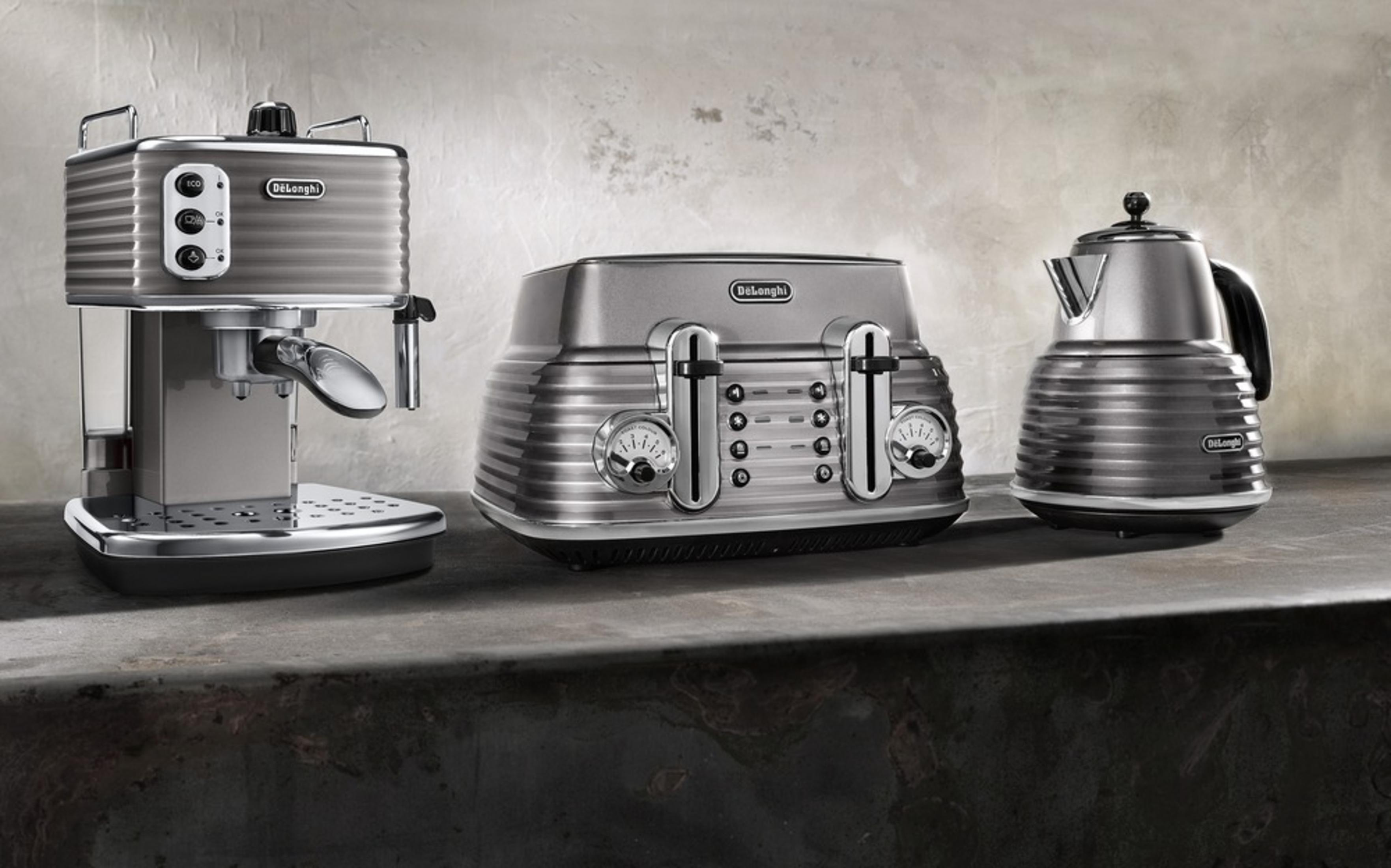 Ekspres do kawy DeLonghi, toster i czajnik na blacie.