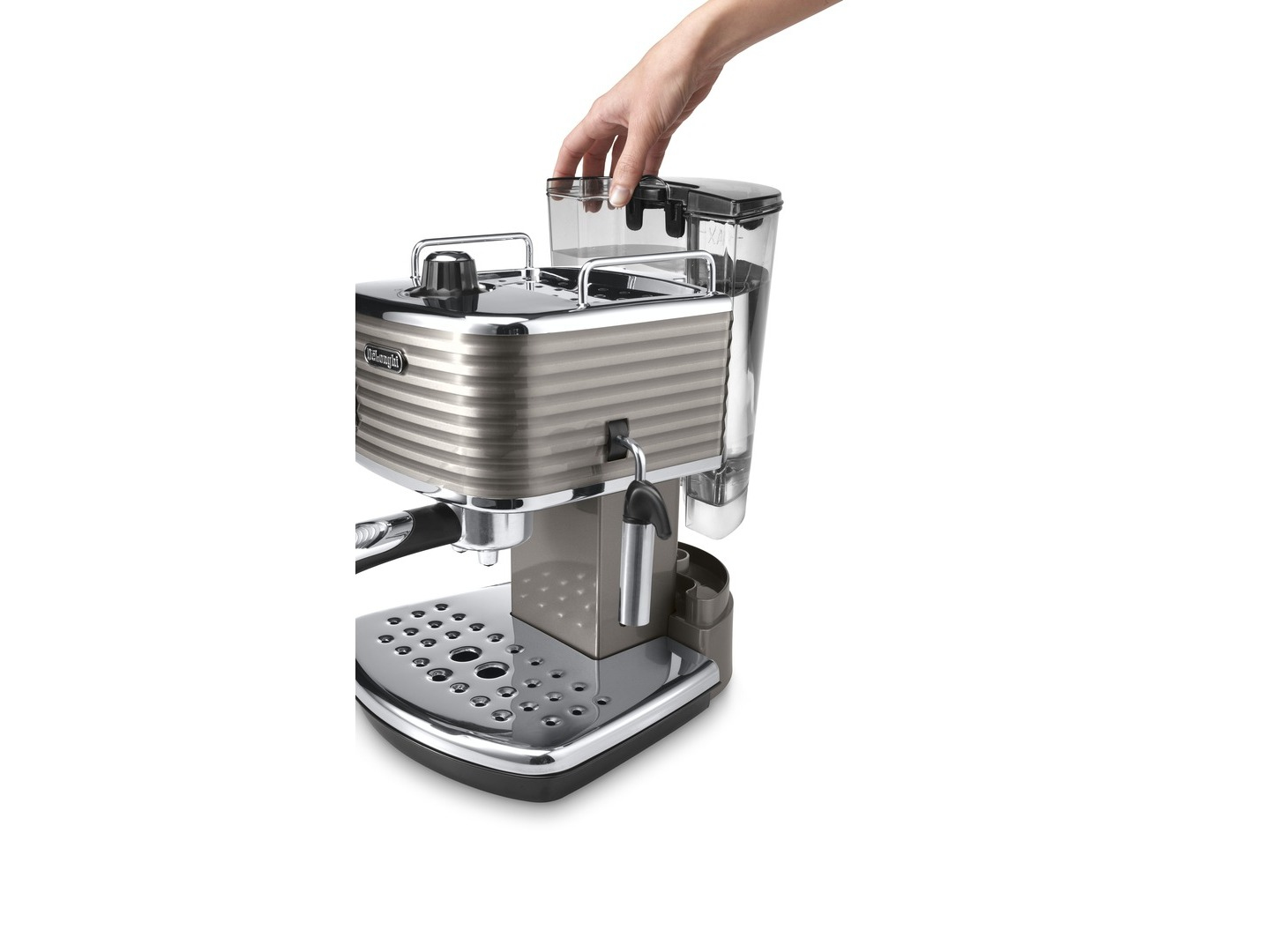 Ręka dodająca wodę do szarego ekspresu do kawy DeLonghi.