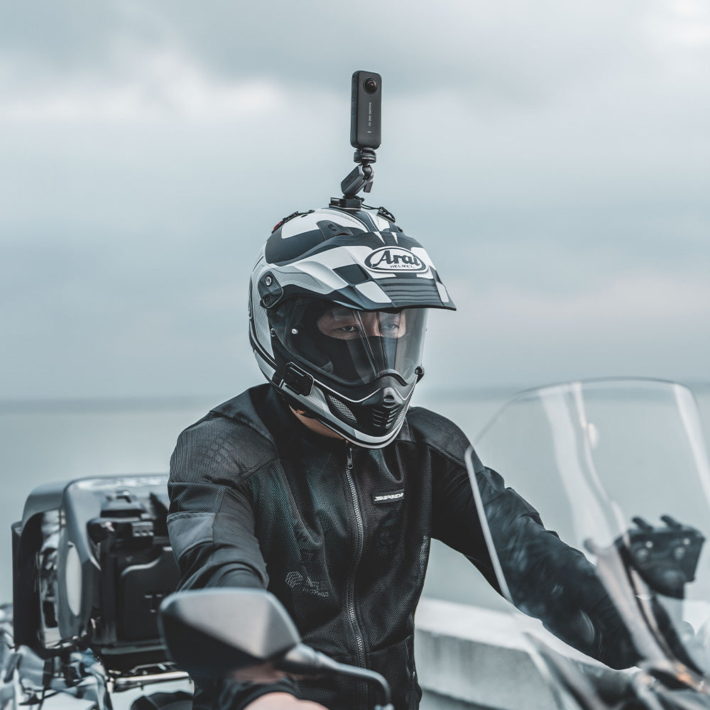 Osoba w kasku motocyklowym z kamerą zamontowaną na górze.