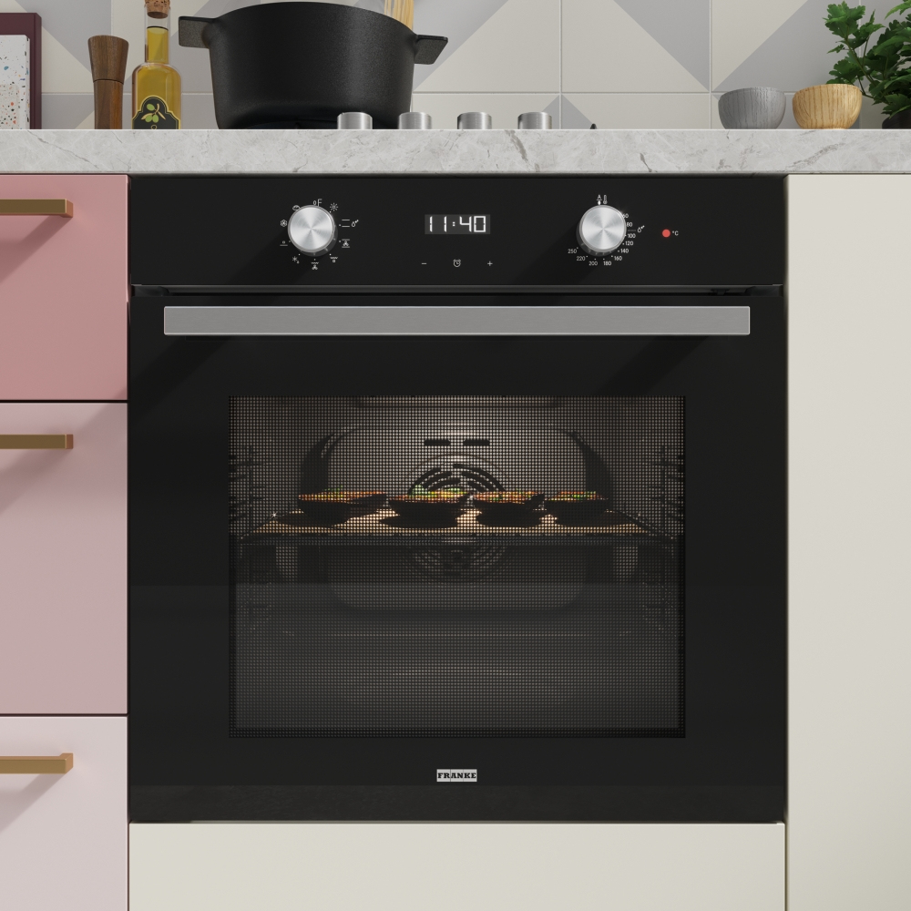 Forno nero con porta aperta, che mostra cibo. Armadietti rosa e bianchi.