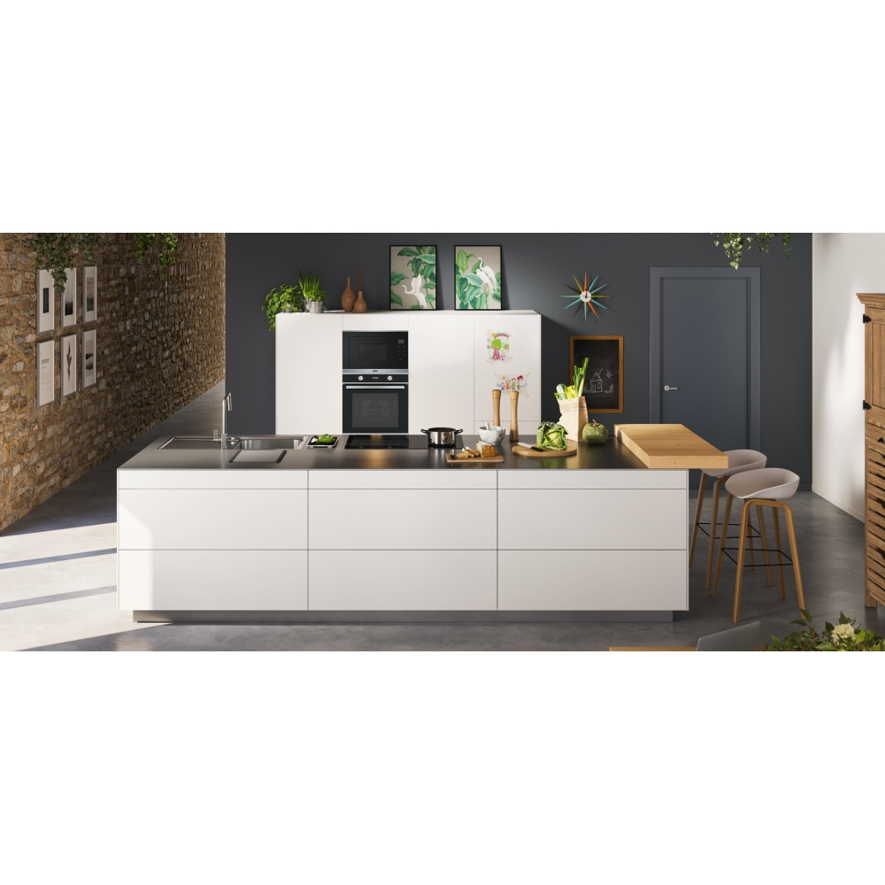 Cucina moderna con mobili bianchi, piano di lavoro nero e isola con sgabelli.