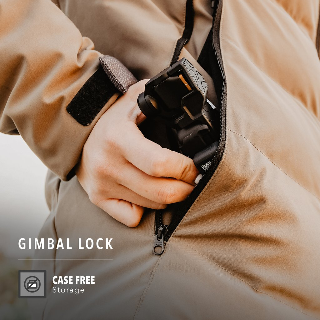 Hand in einer Manteltasche, hält ein schwarzes Gerät. Gimbal-Lock-Text und etui freie Lagerung.