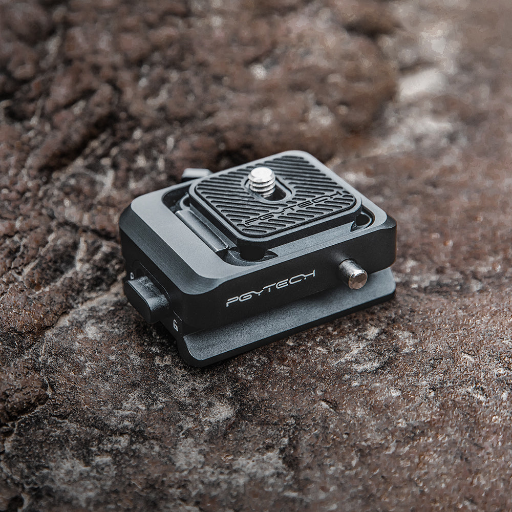 Czarny dodatek do aparatu, płytka szybkiego uwalniania, na kamiennej powierzchni.