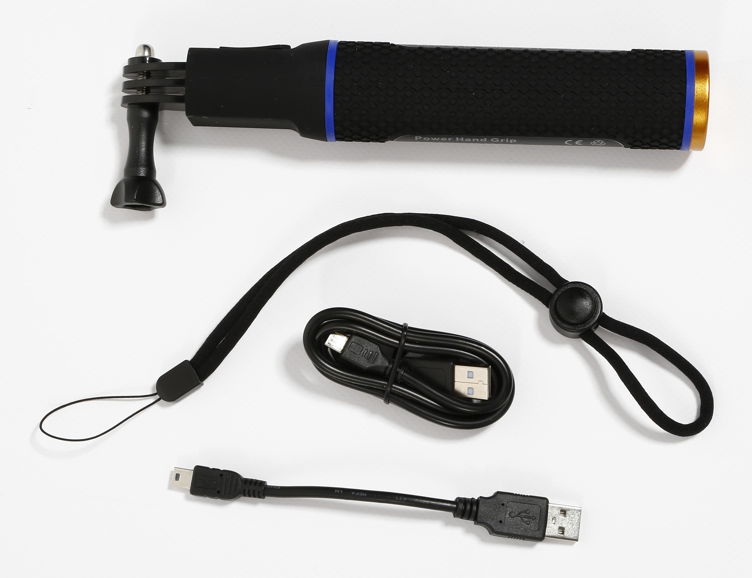 GoPro Power Hand Grip z akcesoriami: pasek na nadgarstek, kabel USB i kabel micro USB, białe tło.