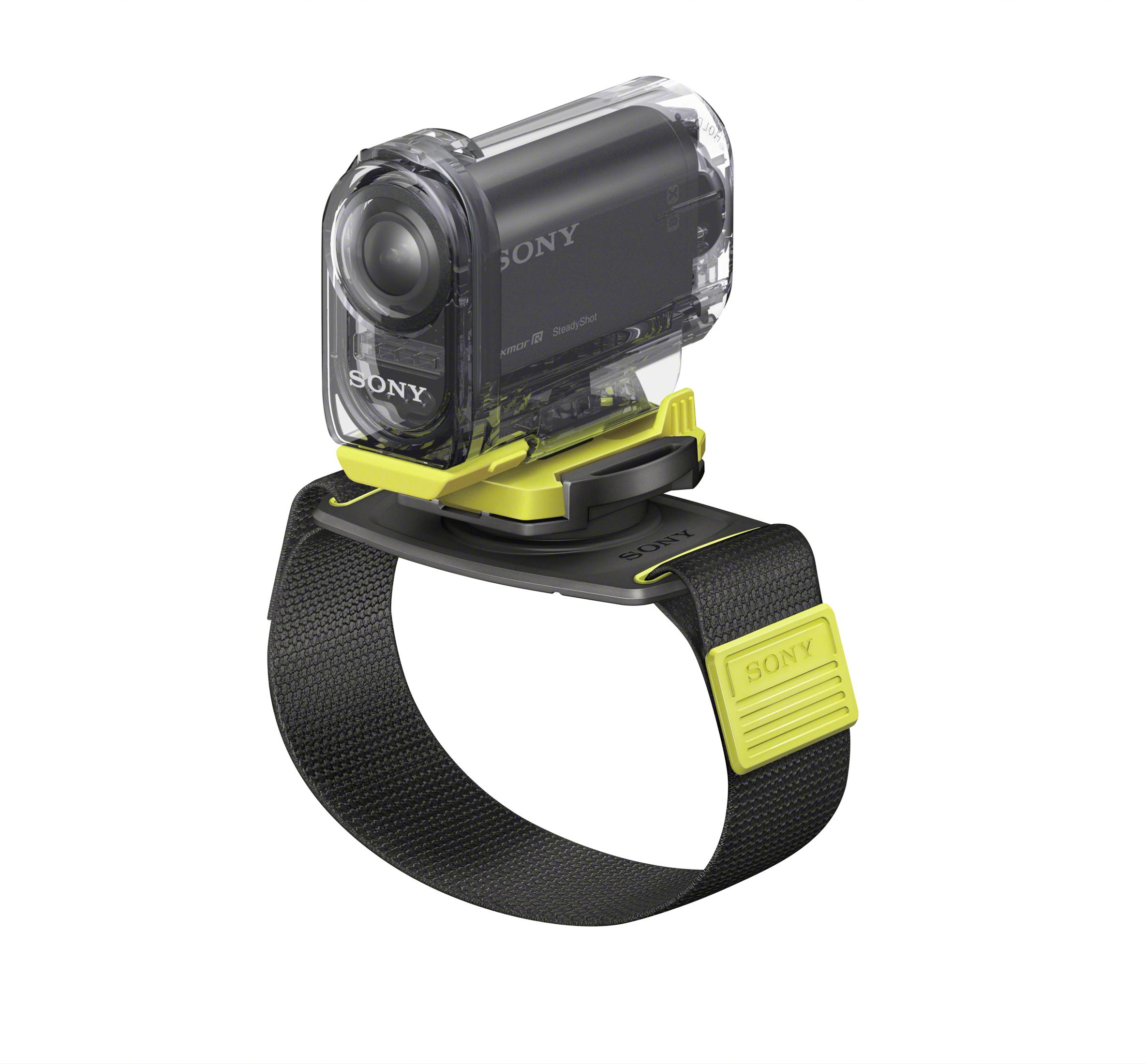 Action cam nera su cinturino con dettagli gialli.