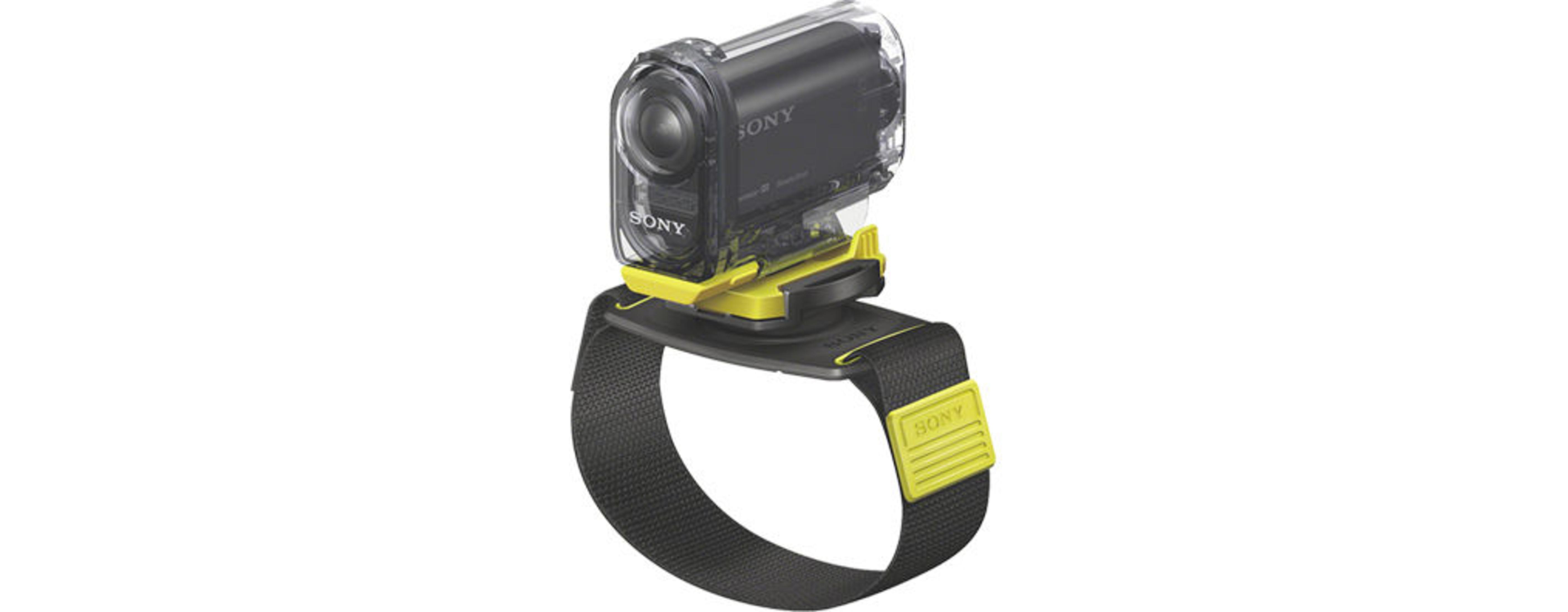 Action cam nera su cinturino con dettagli gialli.
