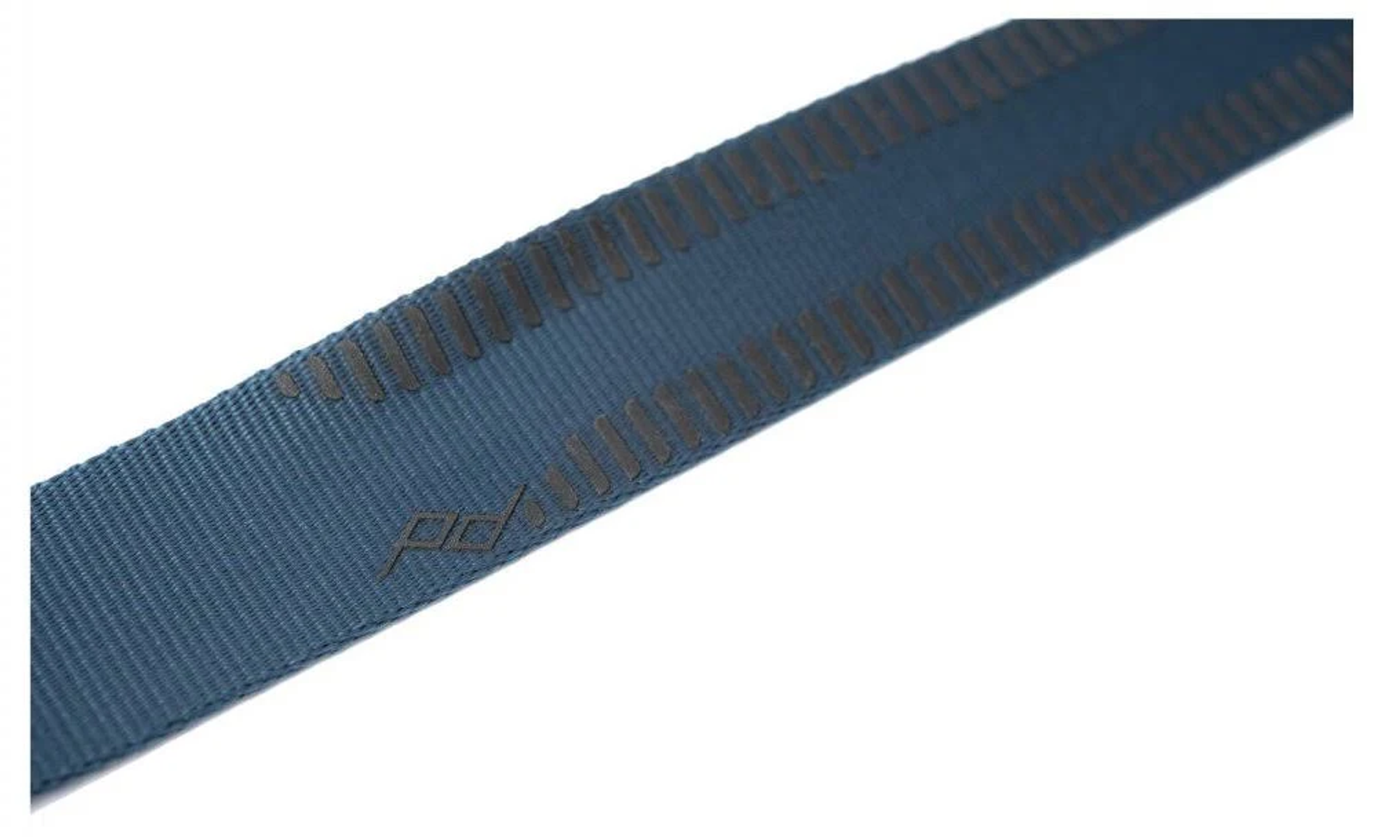 Zbliżenie niebieskiego paska do aparatu z szarym wzorem i logo.