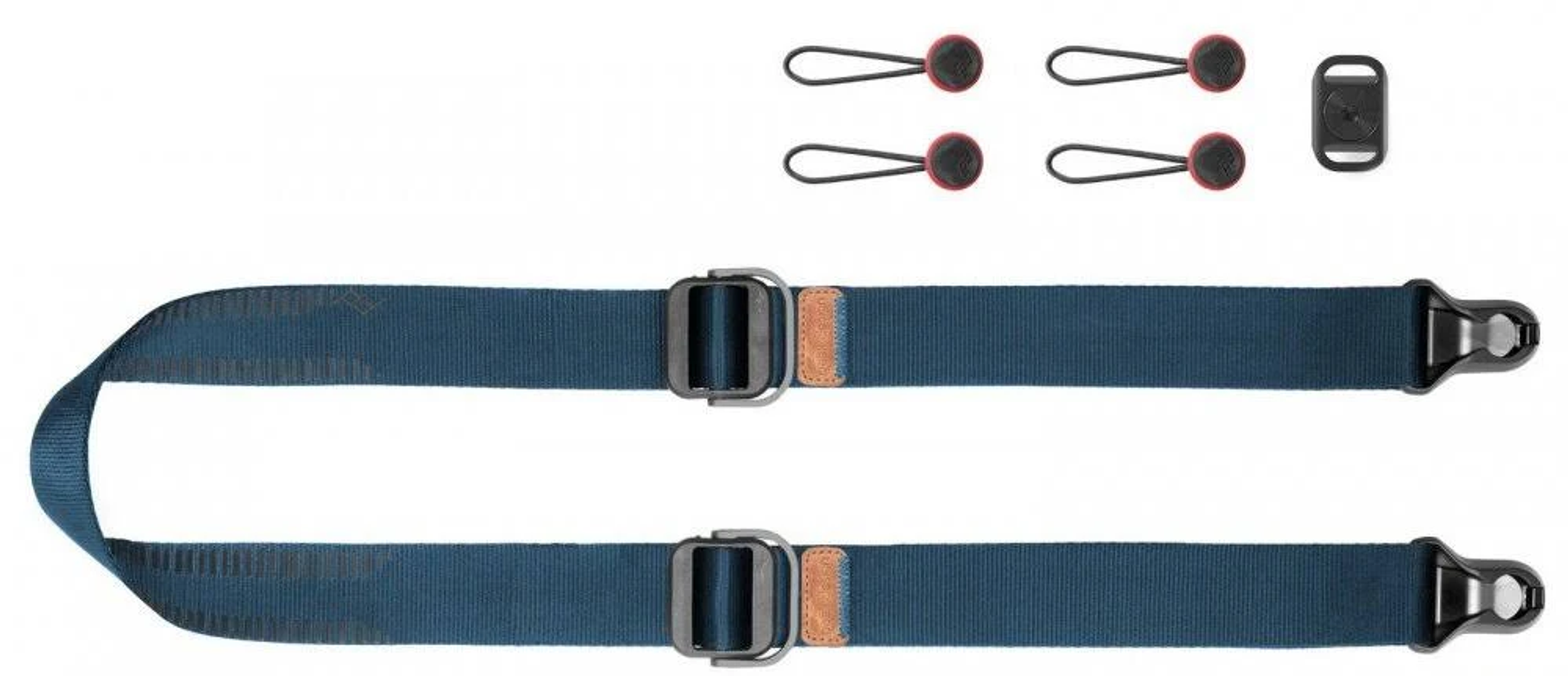 Niebieski pasek do aparatu z metalowymi klamrami i złączami. Zawiera czerwone, czarne i szare części.