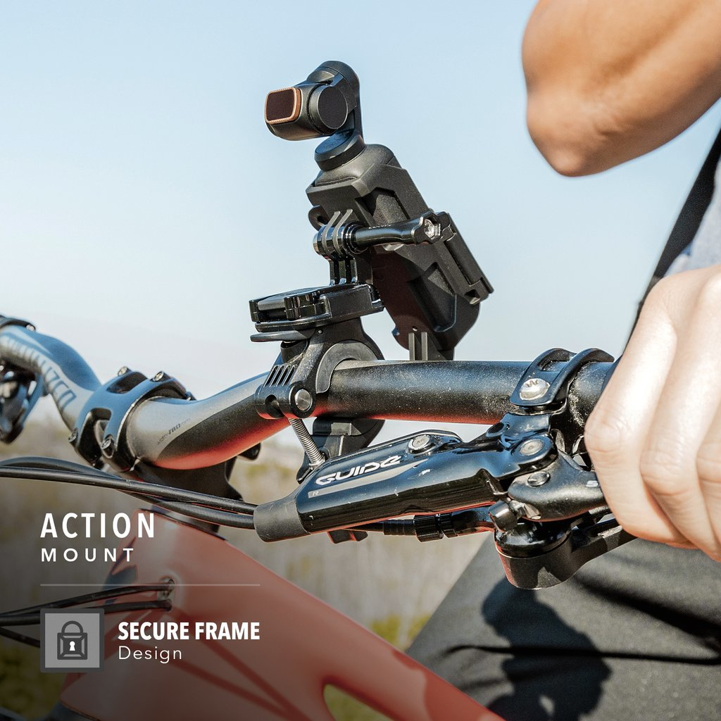 Action-Halterung an einem Fahrradlenker. Eine Kamera ist montiert. Die Hand einer Person ist sichtbar.
