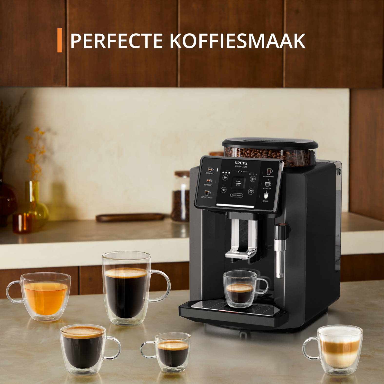 Macchina da caffè Krups Sensations nera con tazze. Caffè, acqua e chicchi sono visibili. Sfondo cucina.