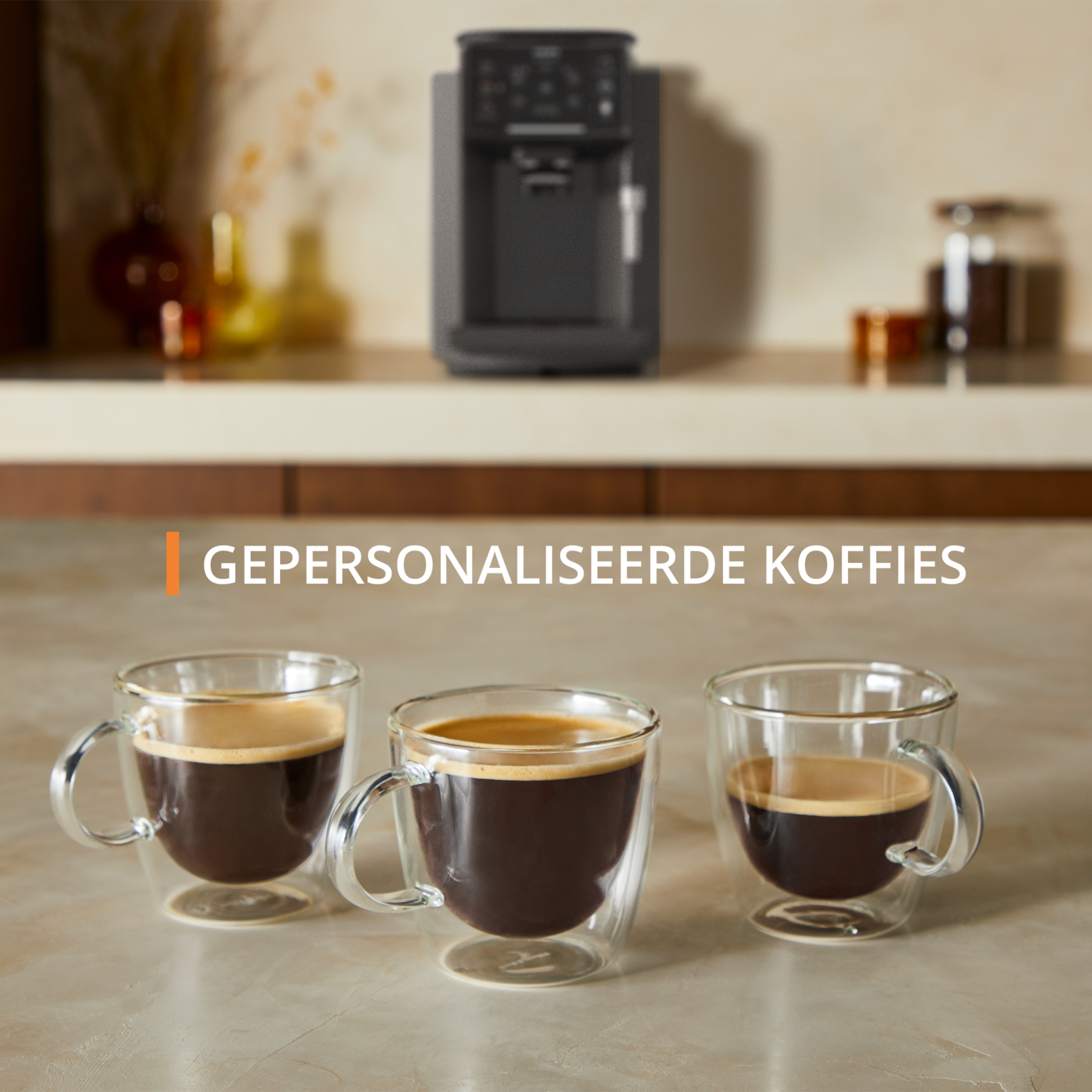 Tre tazze di caffè su un tavolo. Macchina da caffè sullo sfondo. Ambiente cucina.