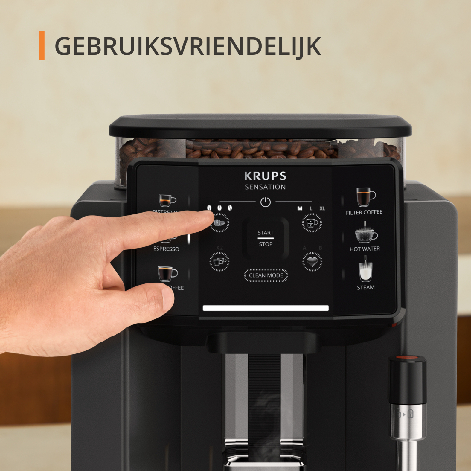 Dito di una persona che preme un pulsante su una macchina da caffè Krups. Macchina su sfondo bianco.