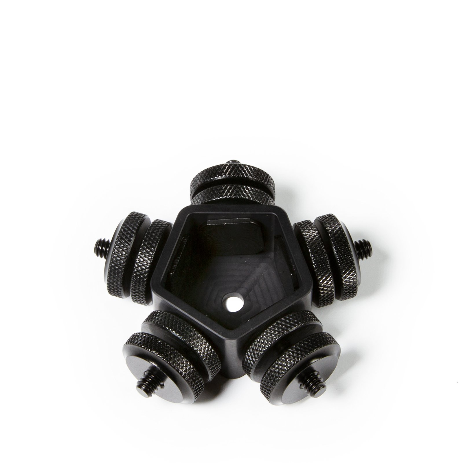 Adattatore in metallo nero con cinque supporti a vite in configurazione a stella su sfondo bianco.