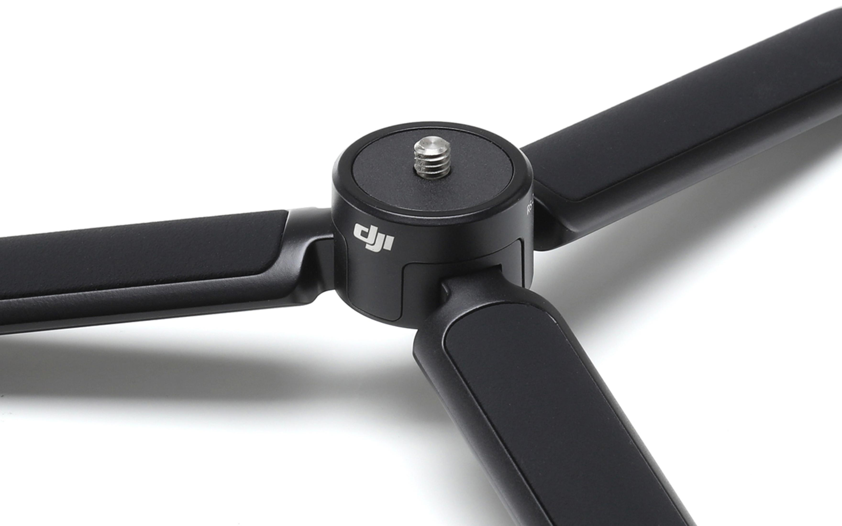 Zbliżenie czarnego statywu, trzy rozłożone nogi, z logo, na białym tle.