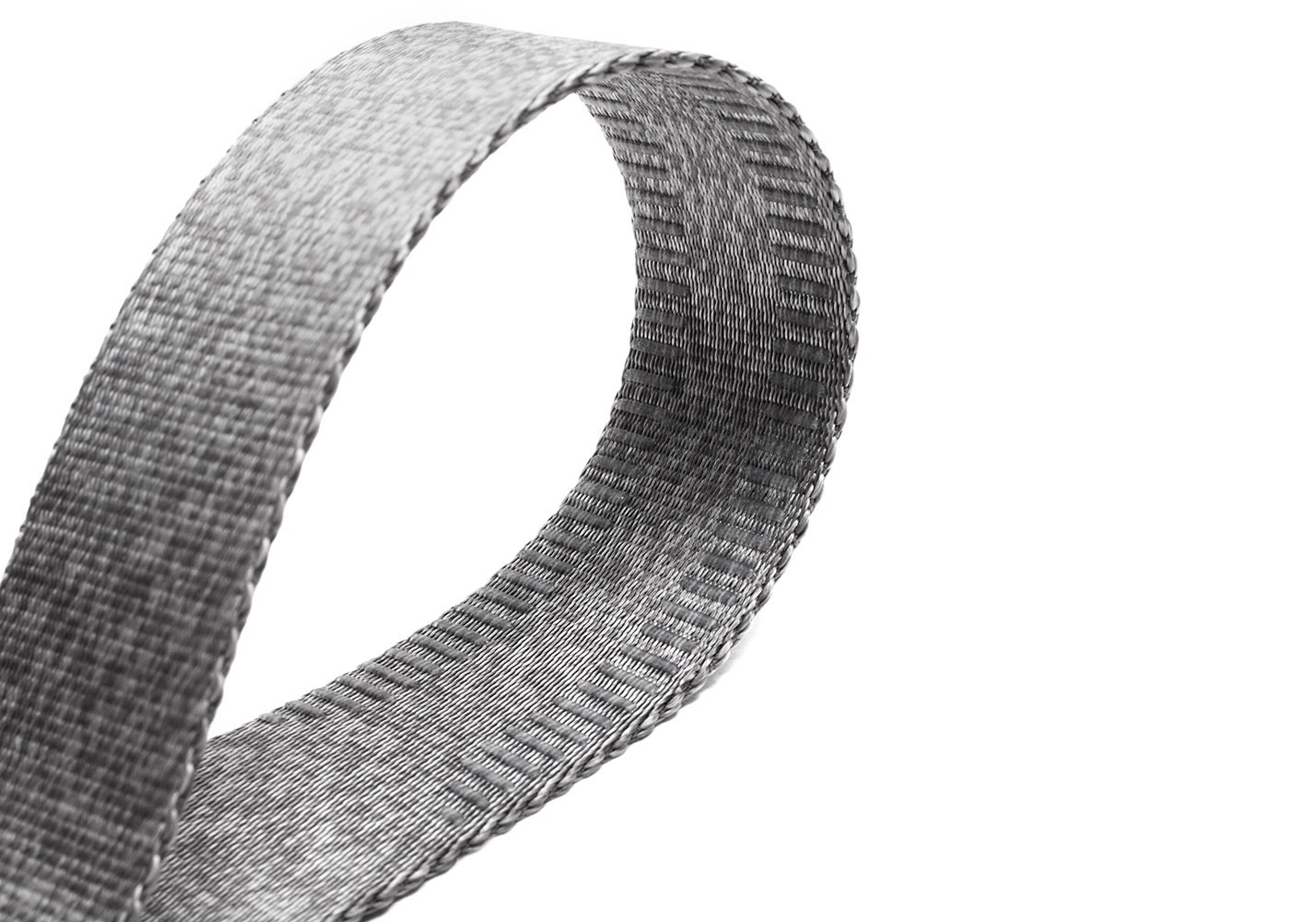 Zbliżenie szarego paska do aparatu. Pasek jest pętlą, pokazując teksturę splotu. Białe tło.