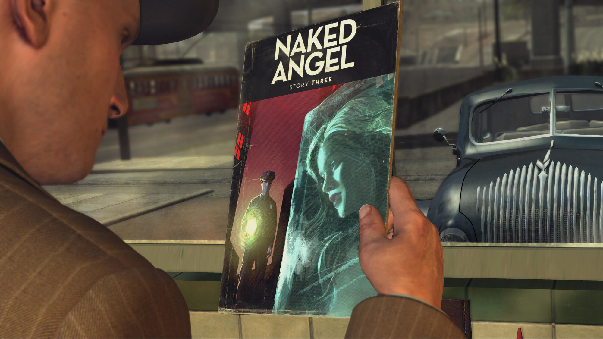 Un uomo tiene in mano un fumetto intitolato "Naked Angel". Lo sfondo mostra una scena di strada con un'auto.