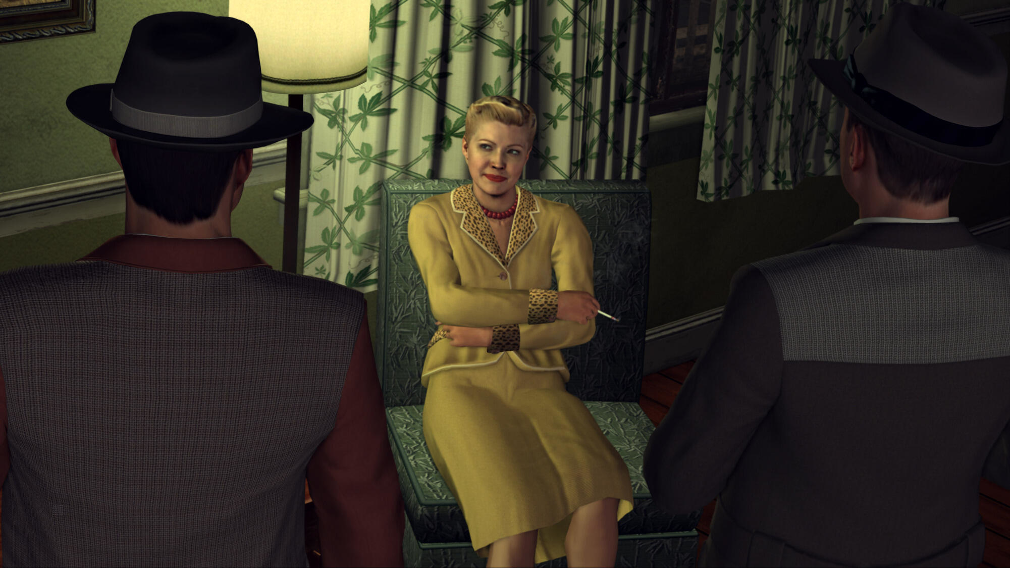 Una scena di un gioco con persone con cappelli e una donna con un vestito giallo, seduta in una stanza.