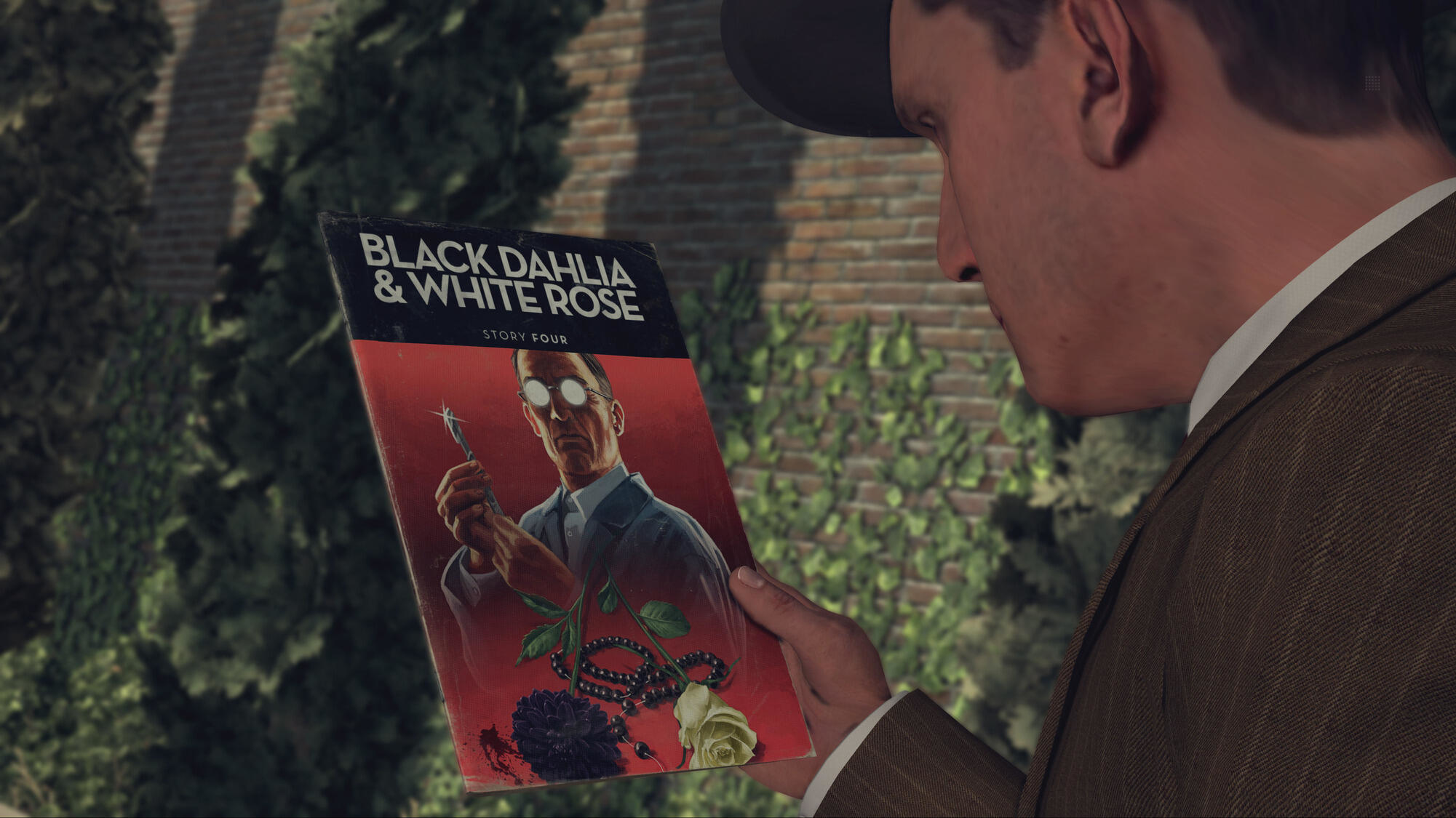 Un uomo tiene in mano un fumetto intitolato "Black Dahlia & White Rose". Una strada con alberi è lo sfondo.