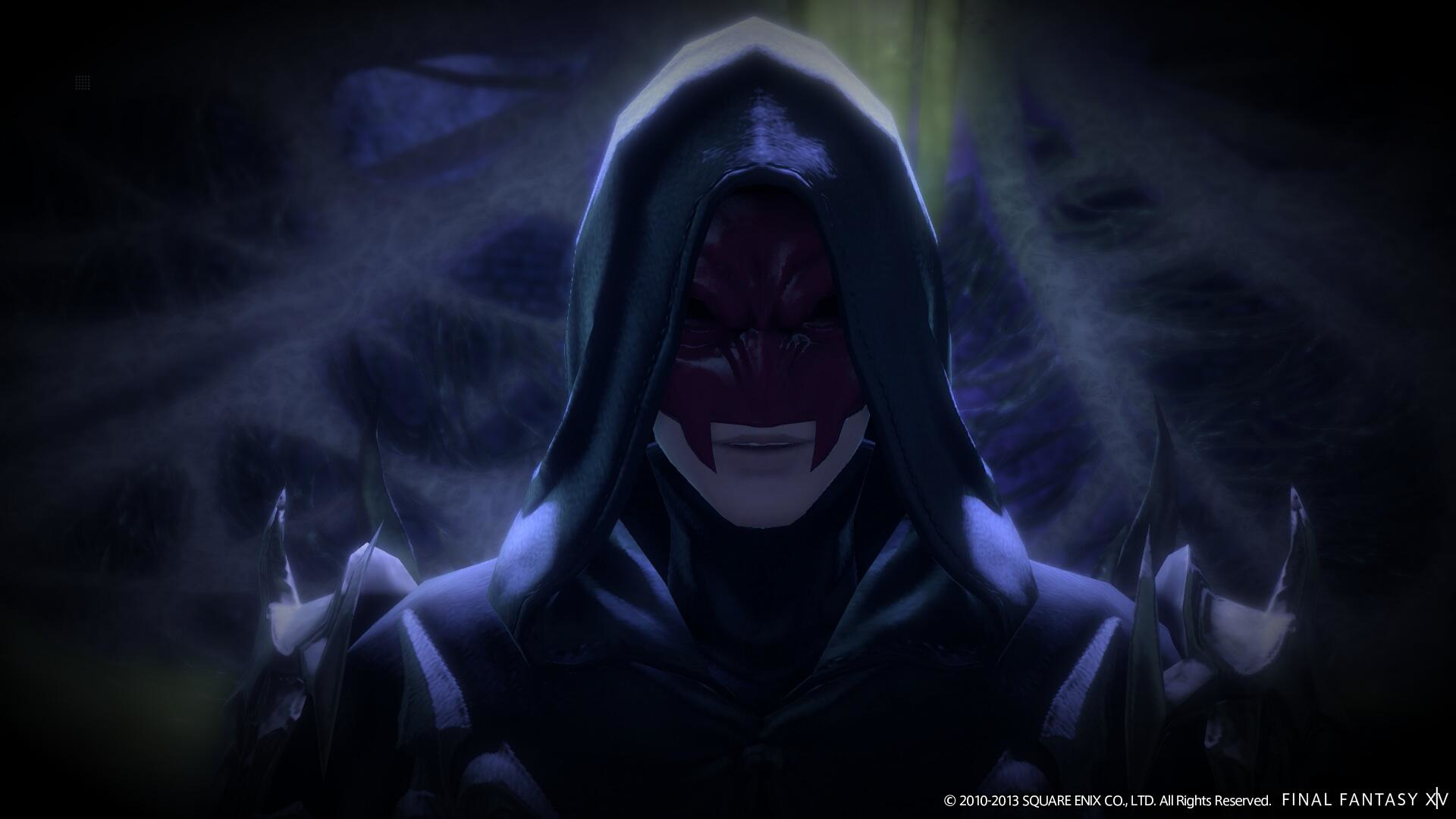 Postać w kapturze z czerwoną maską. Tło jest ciemne i rozmyte.