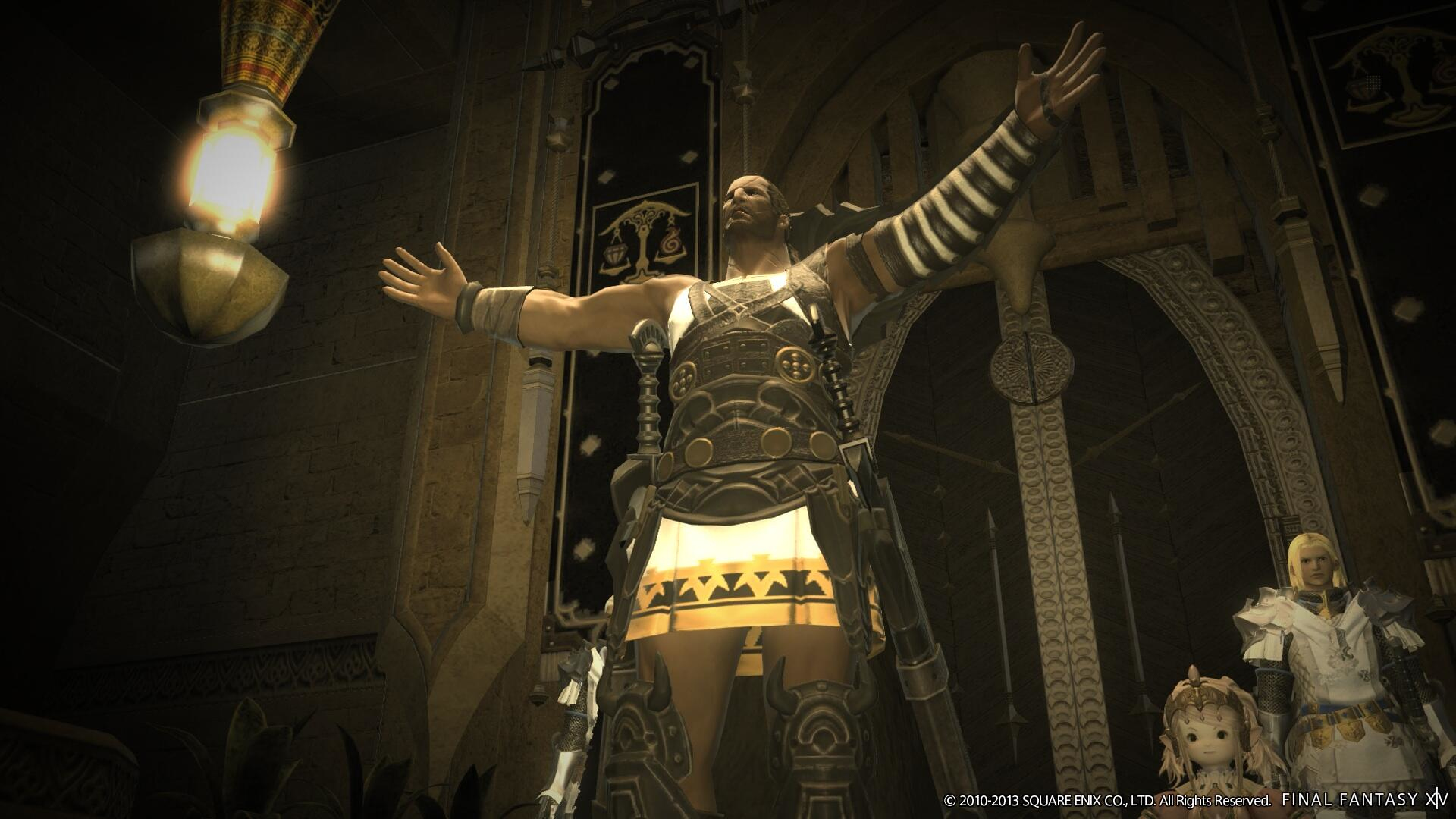 Mężczyzna w zbroi z uniesionymi ramionami. Inne postacie są w tle.