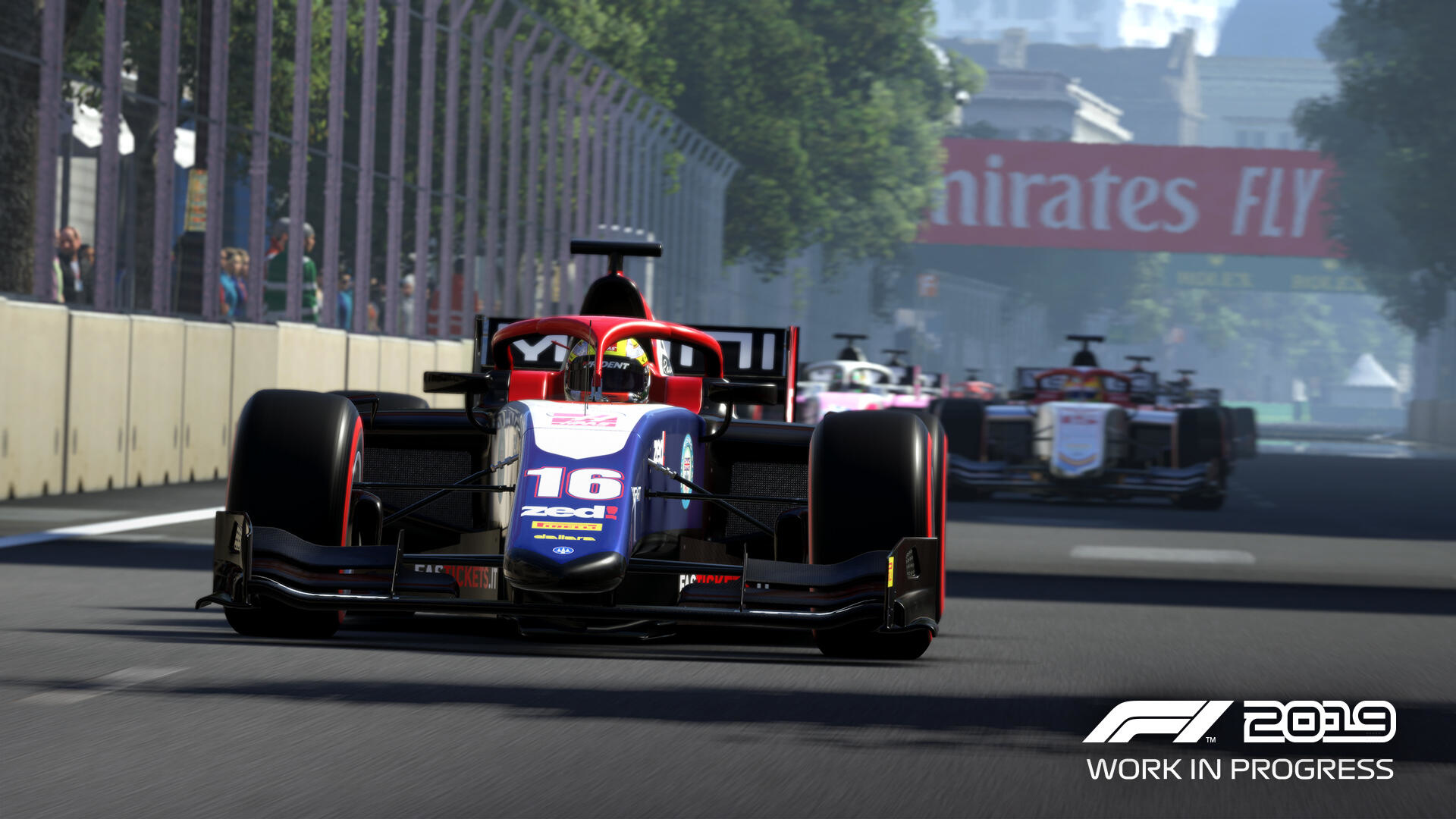 Formel-1-Rennwagen in Aktion, mit Rennstrecke, anderen Autos und einem Banner mit Text.
