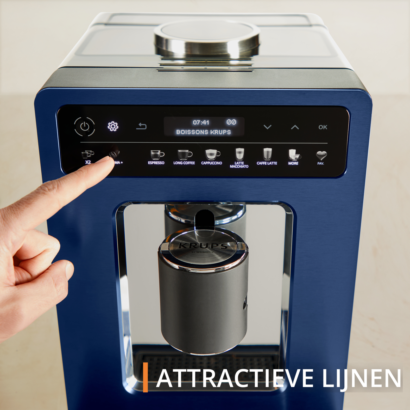 Macchina da caffè blu. Un dito preme un pulsante. Opzioni espresso, caffè lungo, cappuccino, latte.