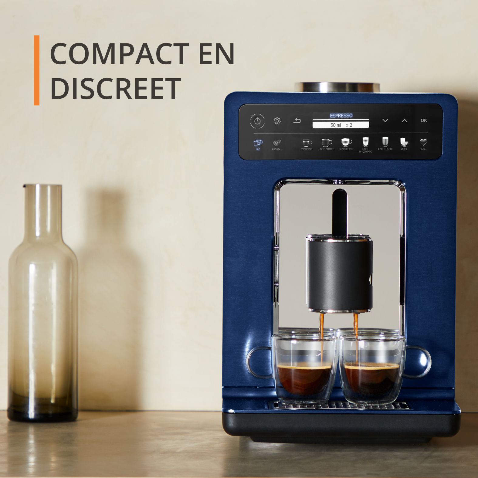 Macchina per espresso blu con due tazze di caffè. Testo "Compact en Discreet".