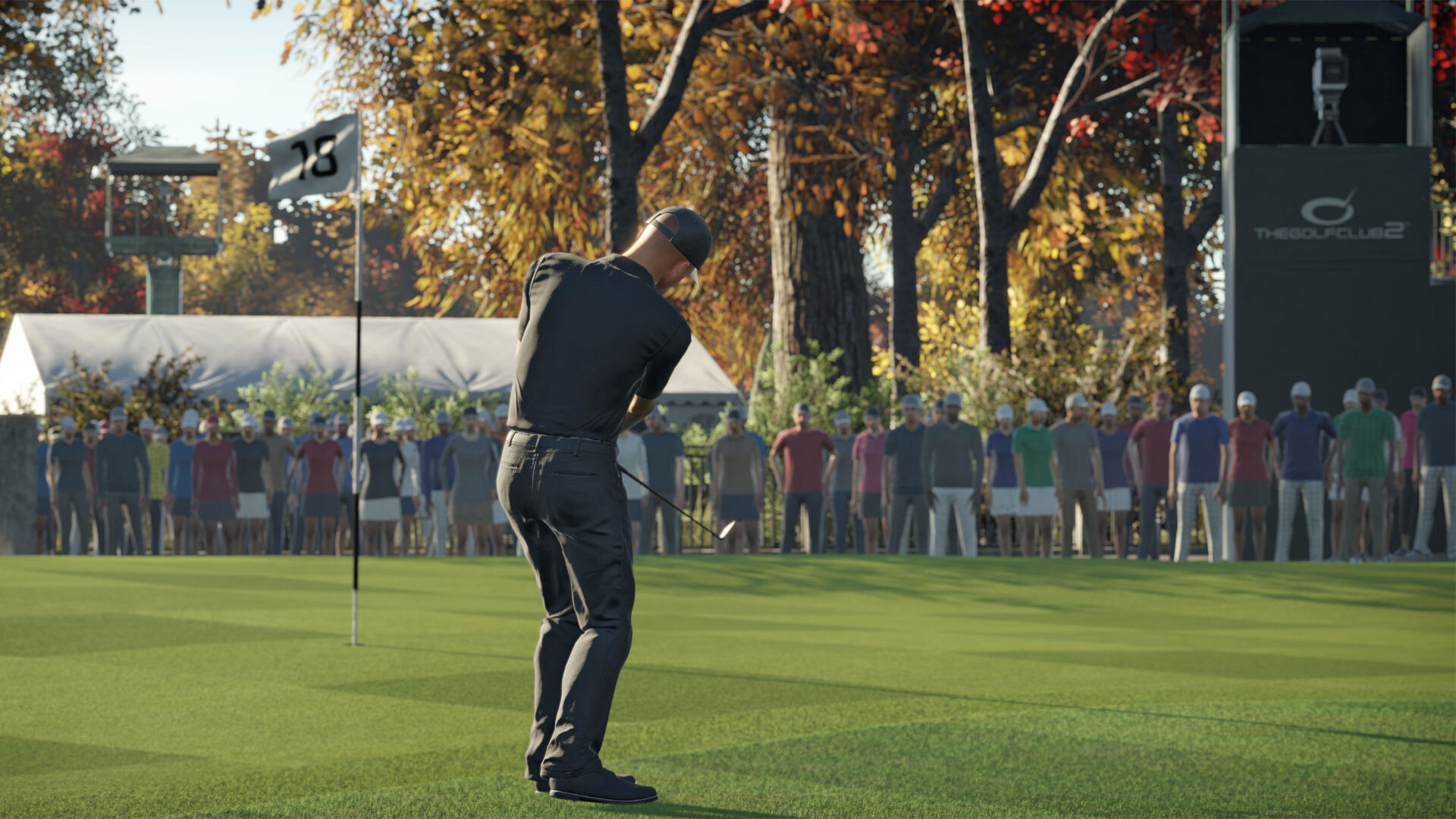Golfista wykonuje zamach kijem, tłum obserwuje. Pole golfowe z zieloną trawą i drzewami w tle.