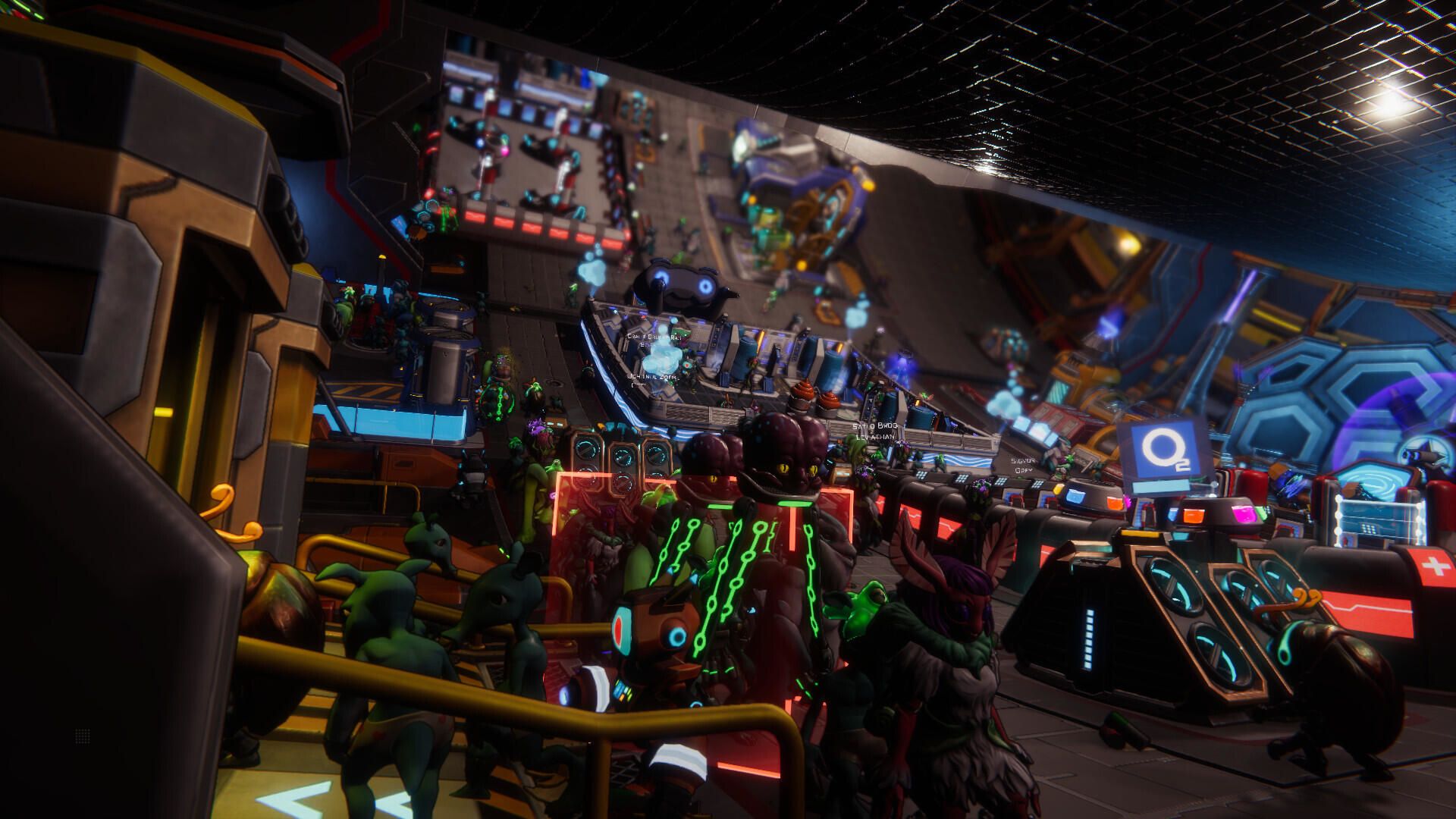 Grupa postaci w zatłoczonym, futurystycznym otoczeniu z obcymi.