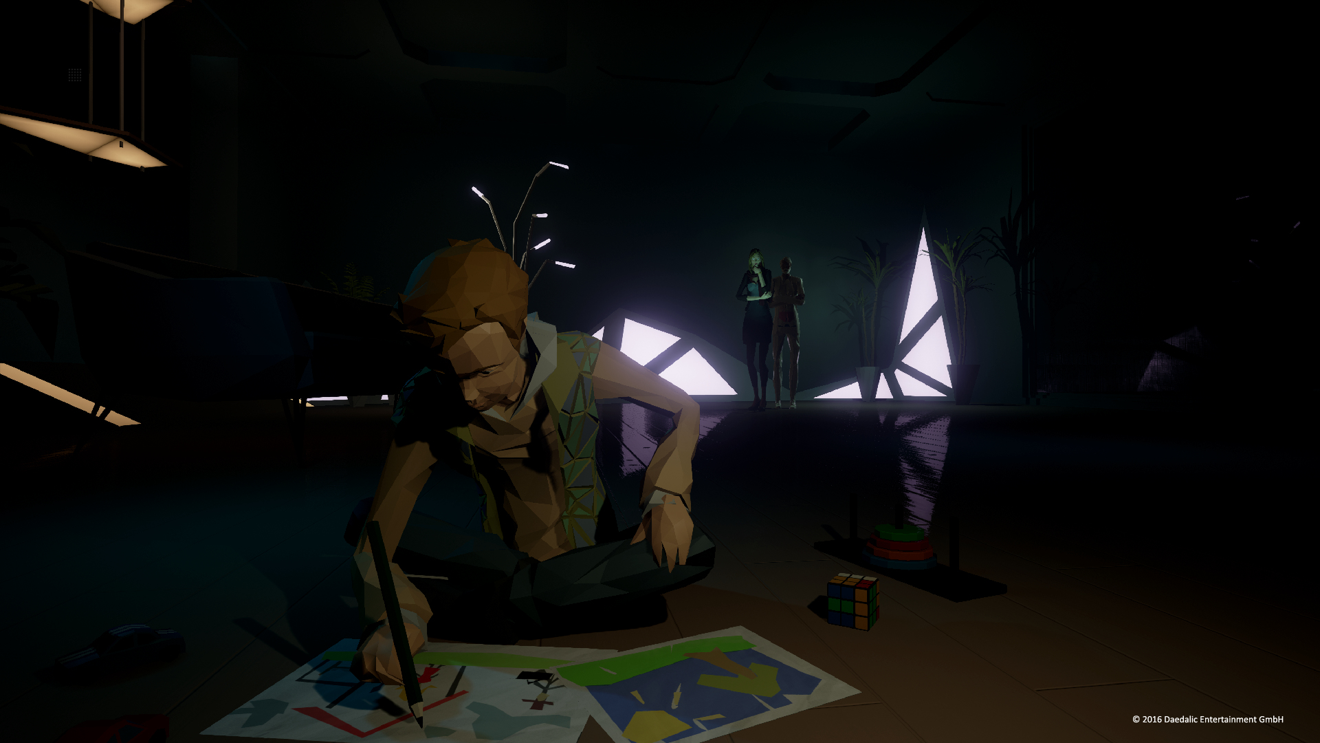 Una figura disegna su carta, in una stanza buia. Due figure in piedi sullo sfondo. Grafica low poly.