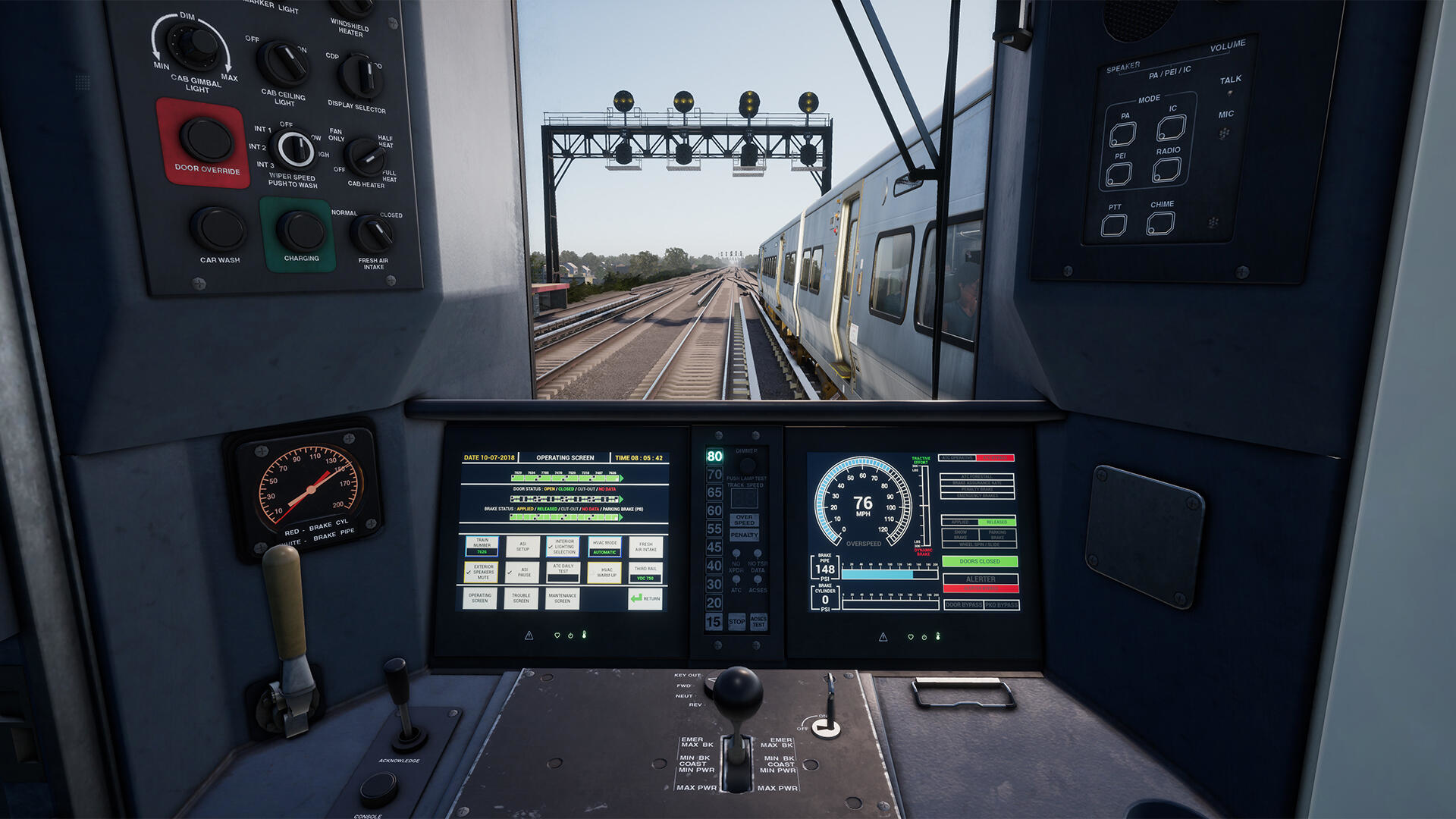 All'interno di una cabina del treno, vista dei binari e dei segnali, cruscotto con indicatori e comandi visibili.