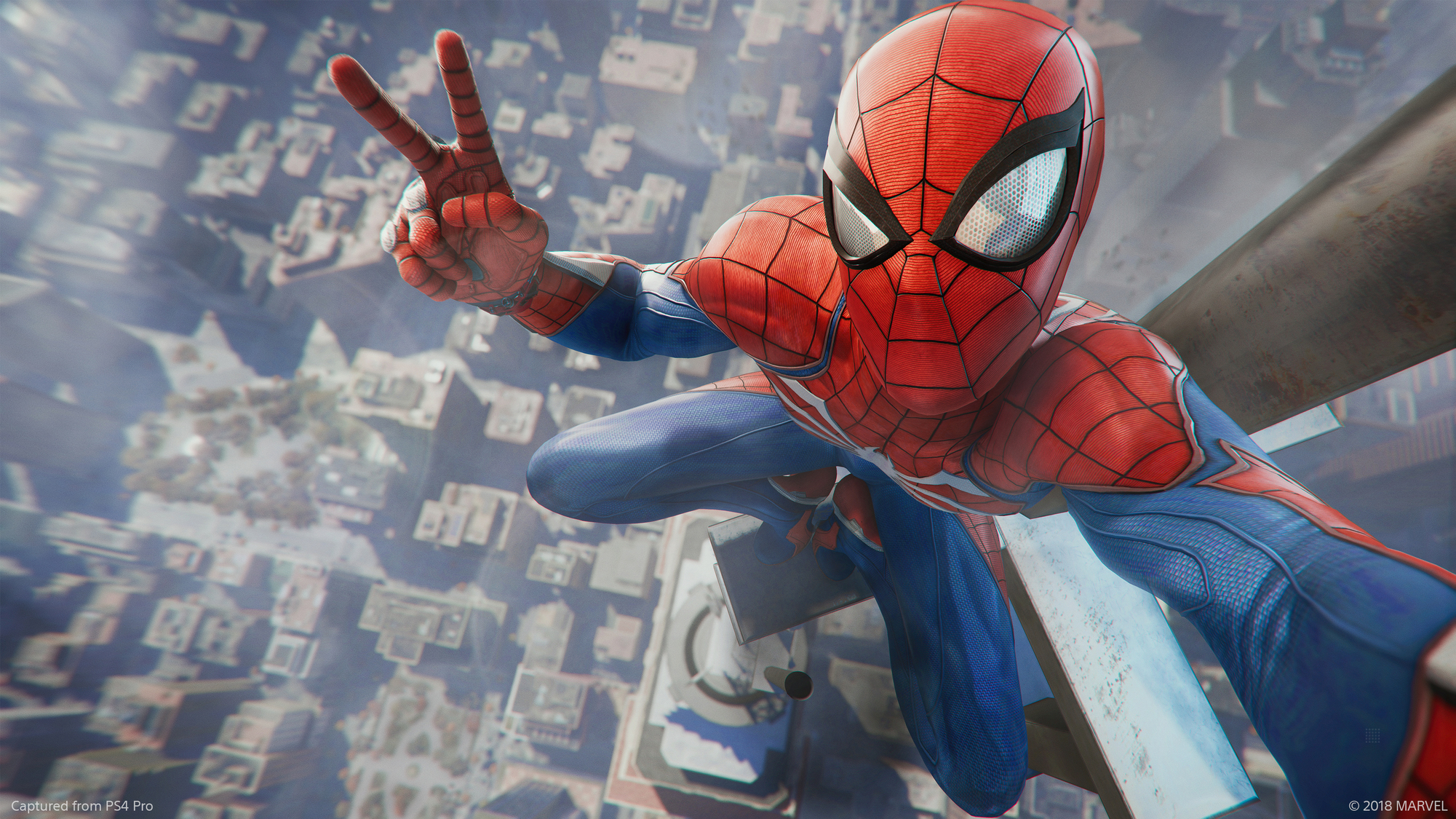 Spider-Man in zijn pak geeft een vredesteken hoog boven een stad. Gebouwen en lucht op de achtergrond.