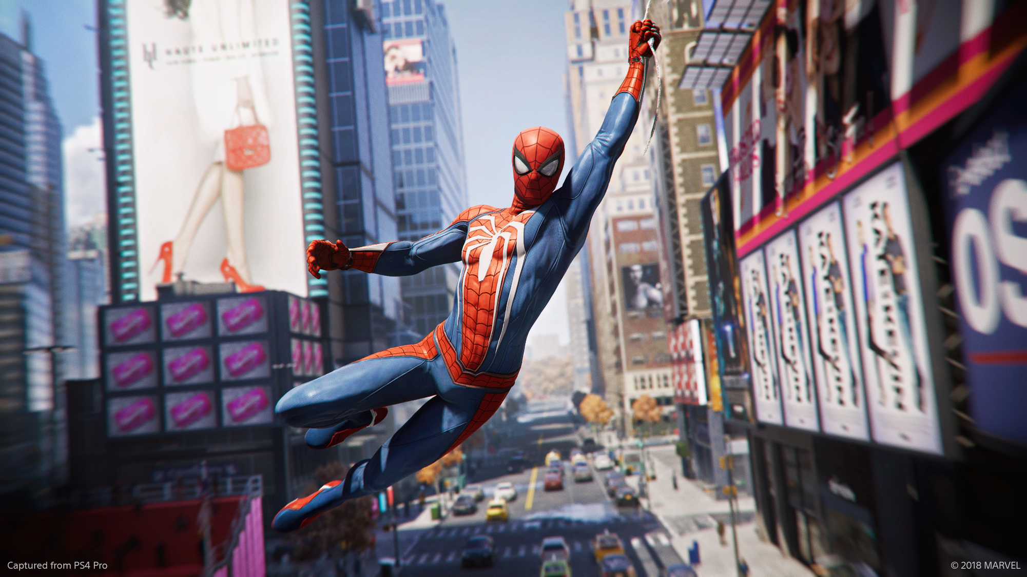 Spider-Man die door een stad zwaait, gebouwen op de achtergrond.