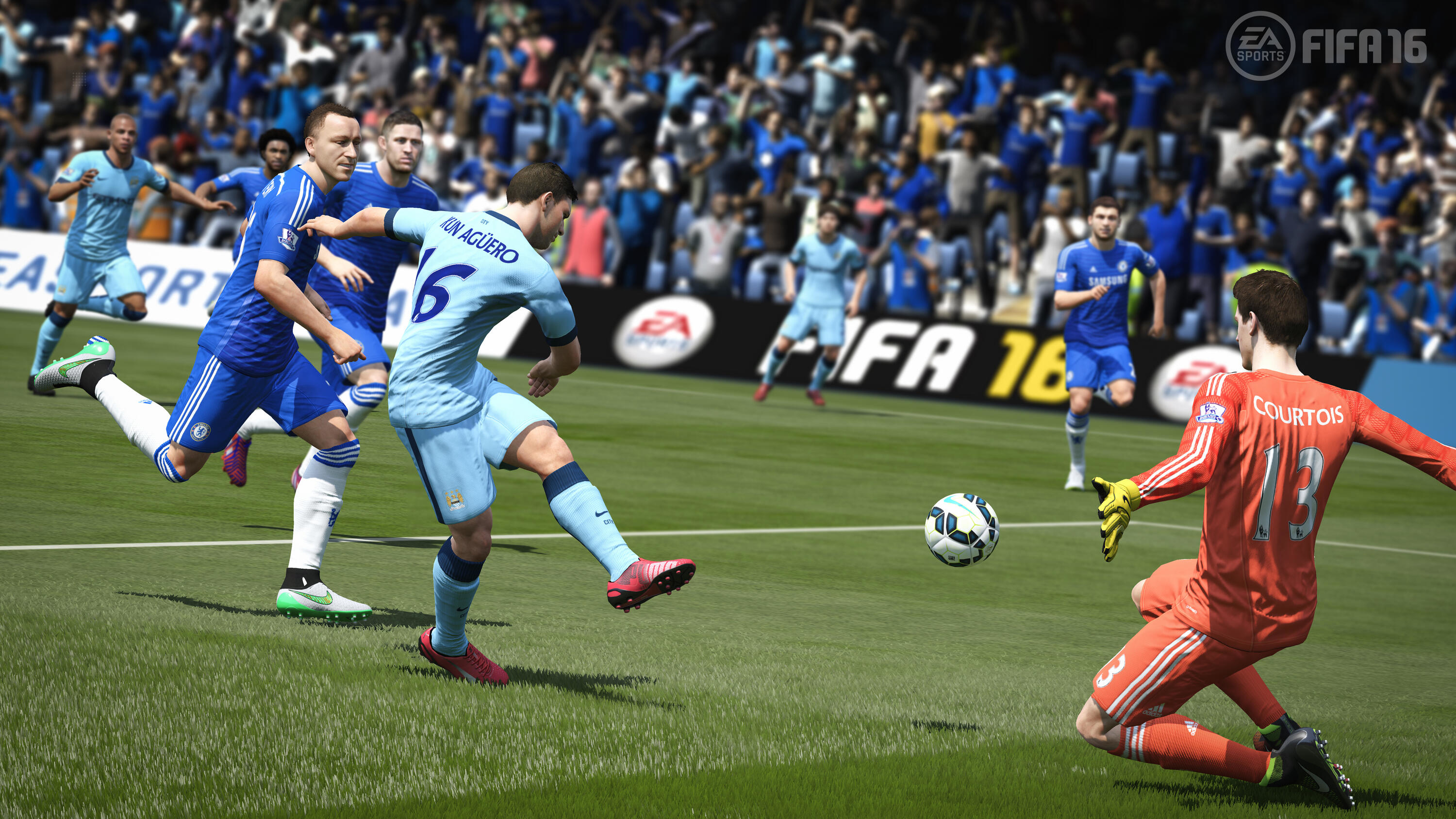 Gra FIFA 16. Piłkarz strzela piłką w kierunku bramki, bramkarz jest gotowy.