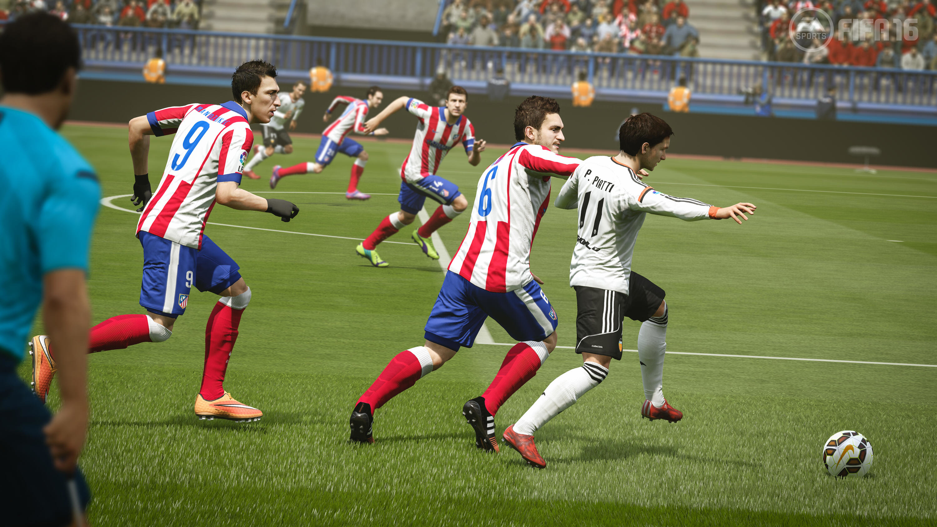 Gra FIFA 16. Piłkarze w czerwonych i białych koszulkach biegną po boisku.
