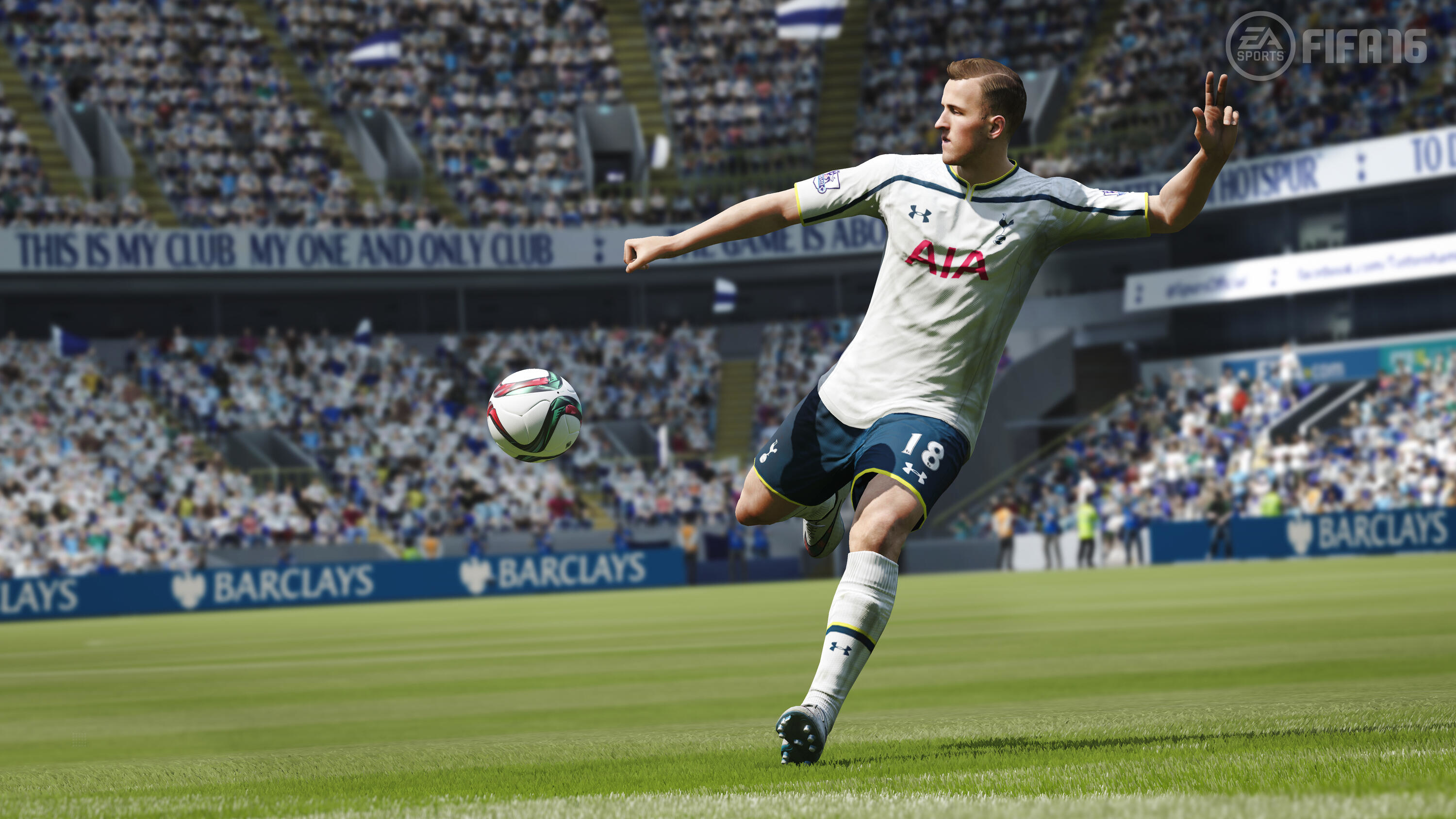 Piłkarz kopiący piłkę na stadionie, otoczony przez tłum. Gra to FIFA 16.