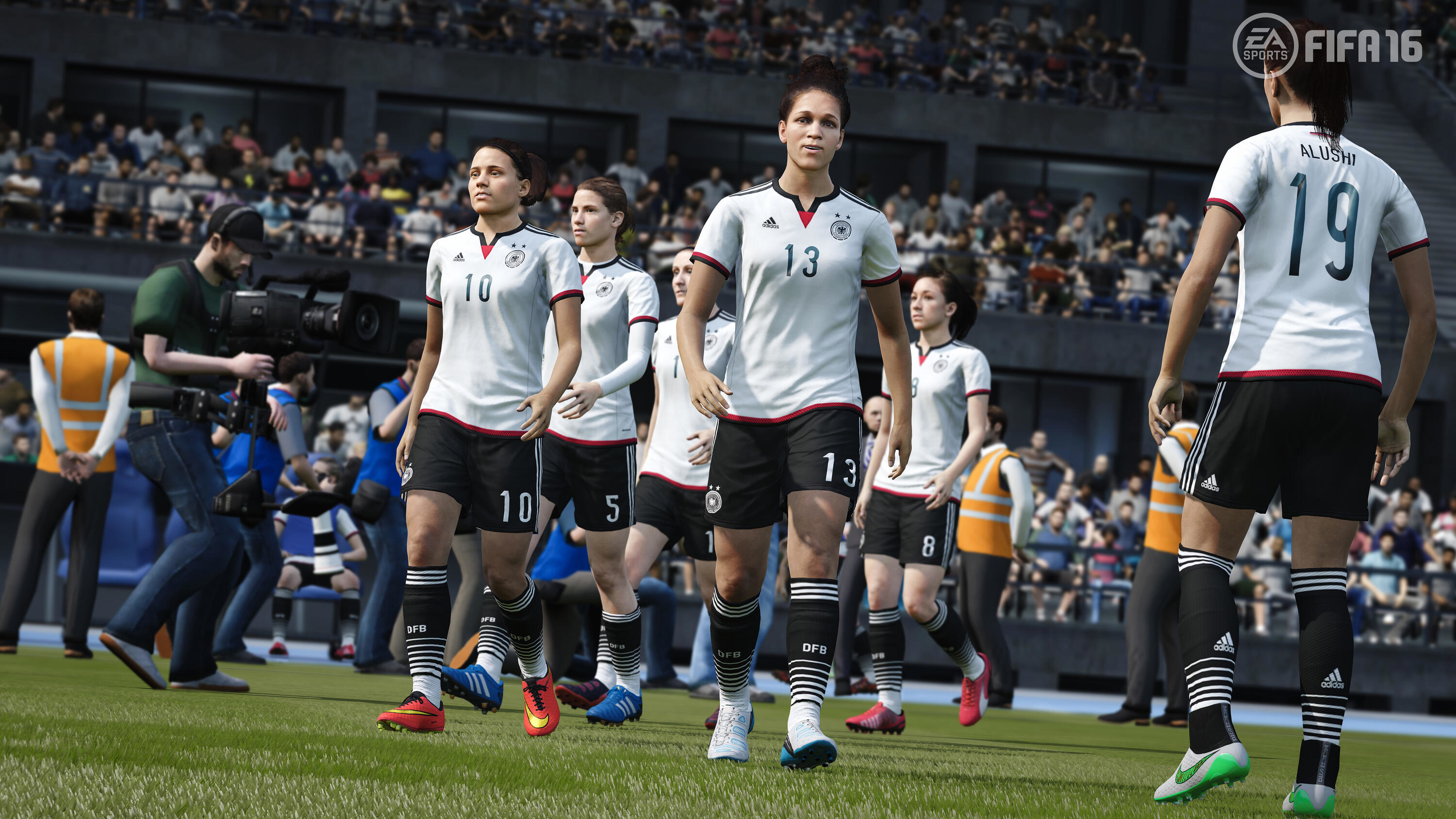 Gra FIFA 16. Piłkarki w białych koszulkach idą po boisku.