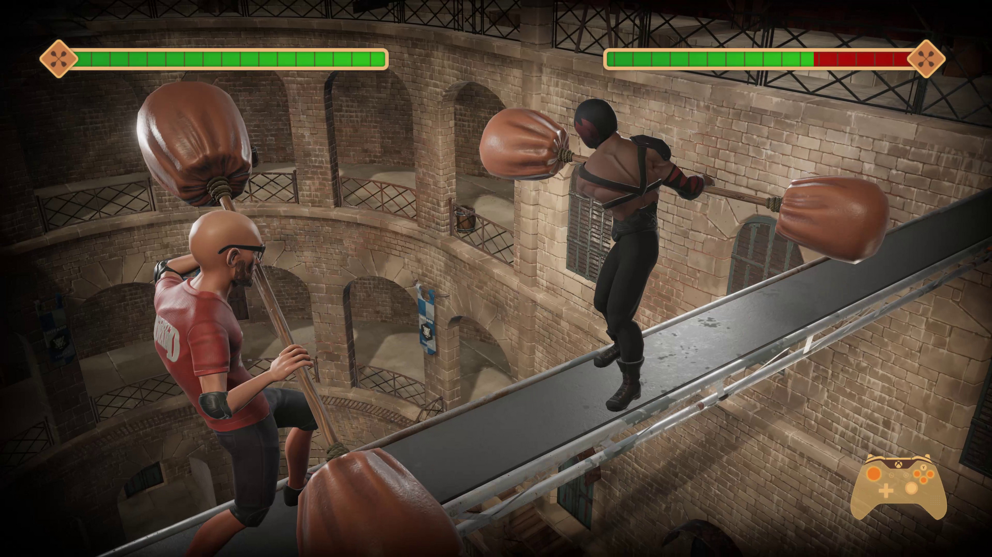 Dwie osoby walczą gigantycznymi młotami z pianki na platformie, w tle tłum.