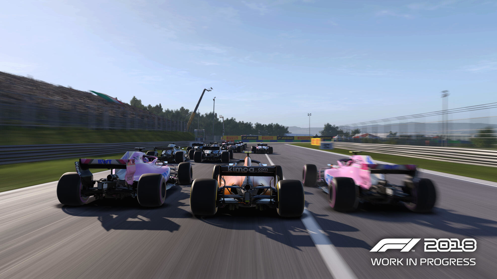 Samochody Formuły 1 ścigają się na torze. Logo F1 2018 jest widoczne na dole.