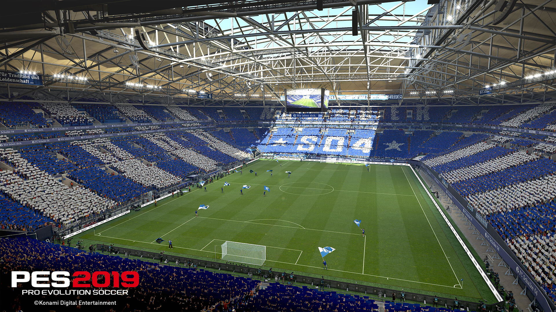 Stadion piłkarski z niebieskimi i białymi siedzeniami i kibicami. Widoczne logo PES 2019.