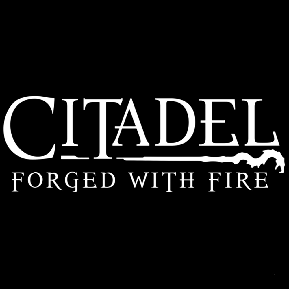 El logo de Citadel: Forged with Fire. Texto blanco sobre fondo negro. Una vara blanca está debajo del texto.