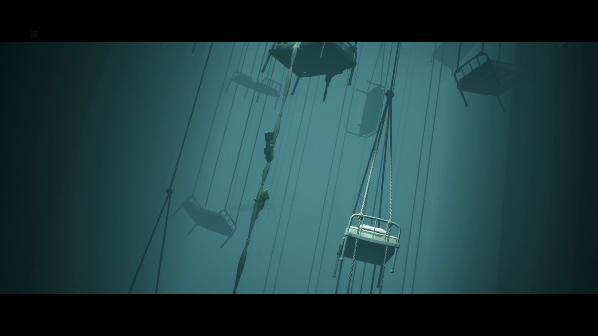 Mroczna, surrealistyczna scena z pustymi huśtawkami wiszącymi w mglistym, niebieskim otoczeniu.