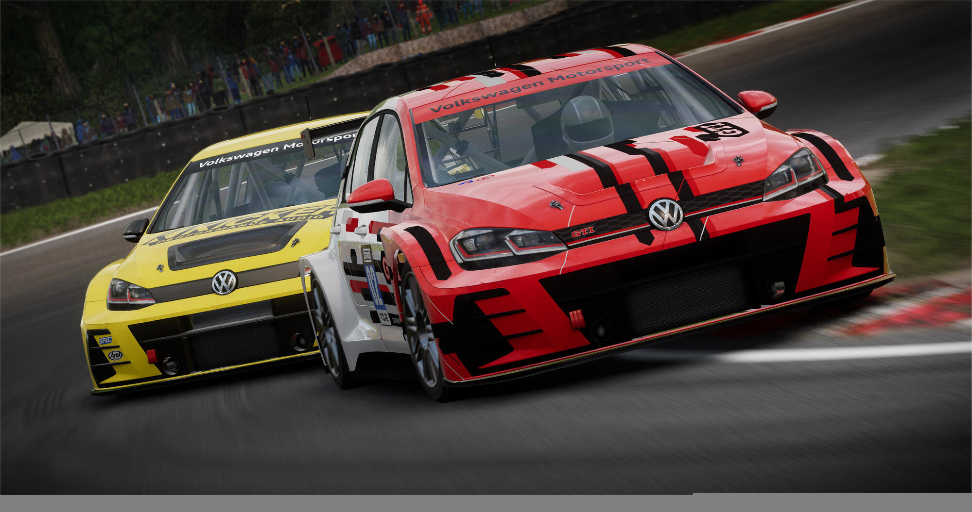 Dos coches de carreras, uno rojo, uno amarillo, corriendo en una pista, con el logo de Volkswagen Motorsport.