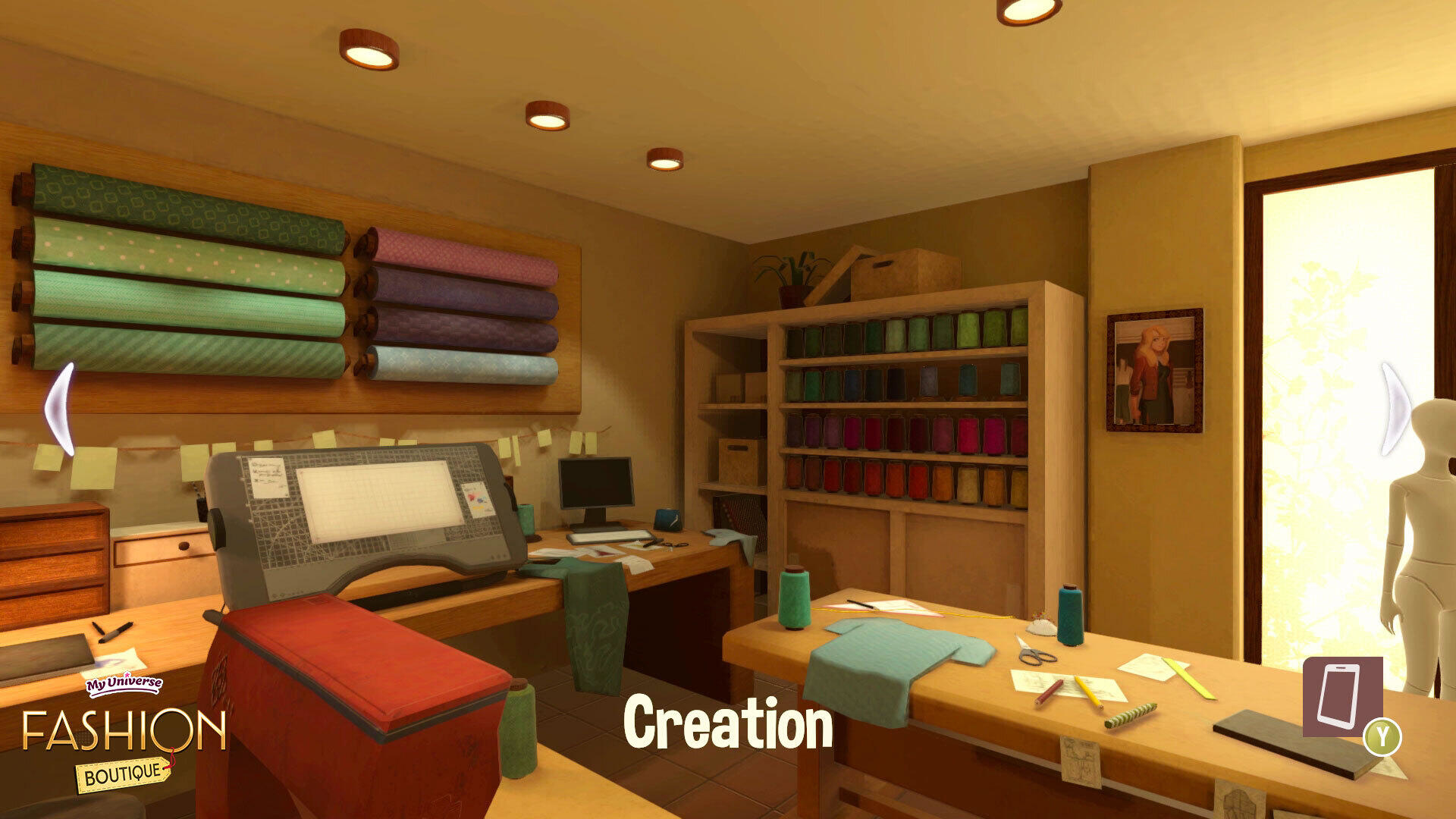 Studio projektowania mody. Rolki materiału na ścianie. Stoły z narzędziami do szycia. Manekin w tle.