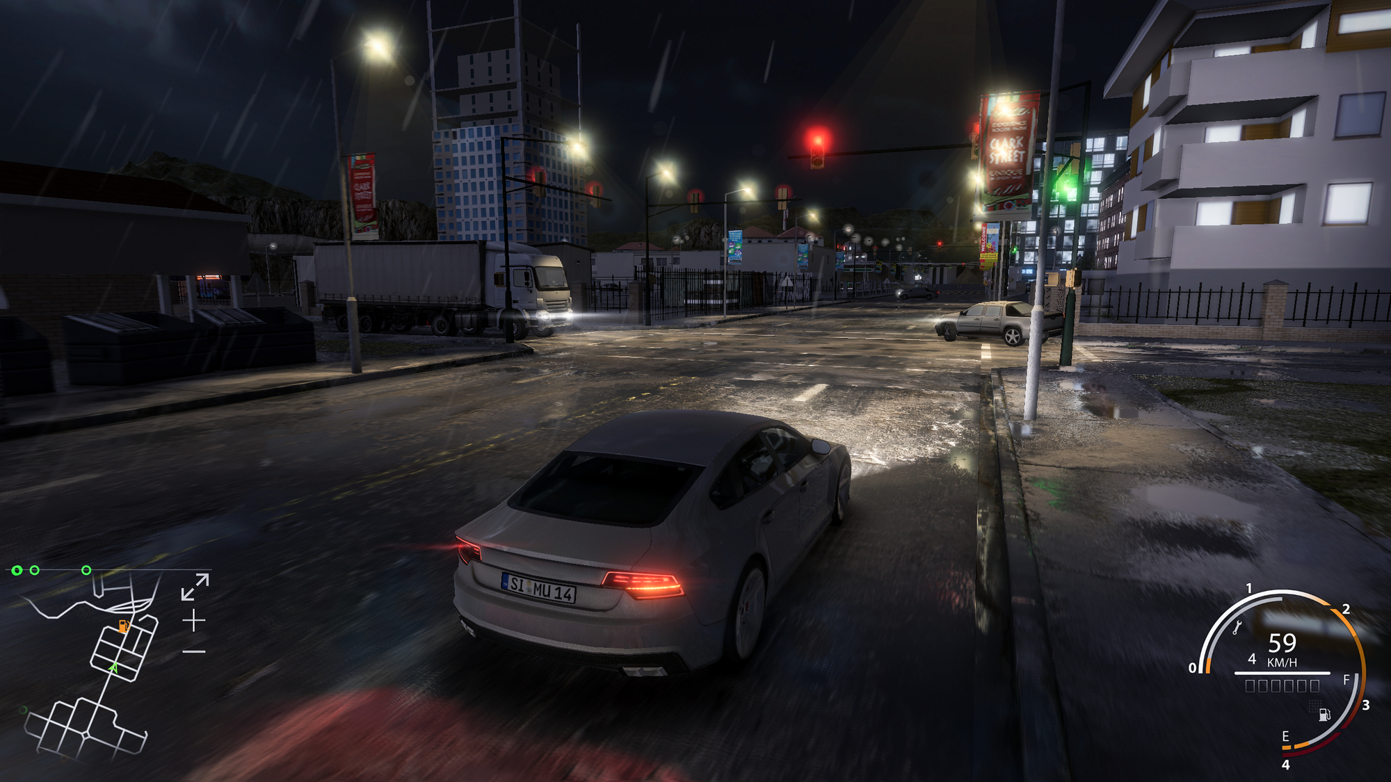 Samochód jadący mokrą drogą w nocy. Latarnie uliczne i budynki w tle.